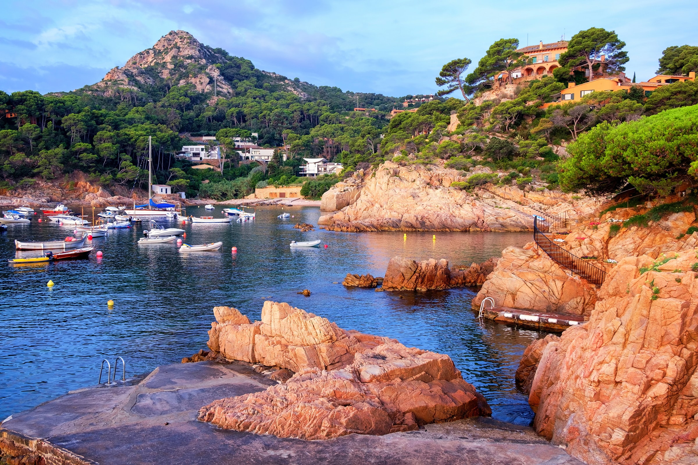 Image of Papermoon Fototapete "COSTA BRAVA-STRAND KLIPPEN WALD SEE DORF GEBIRGE BOOTE"