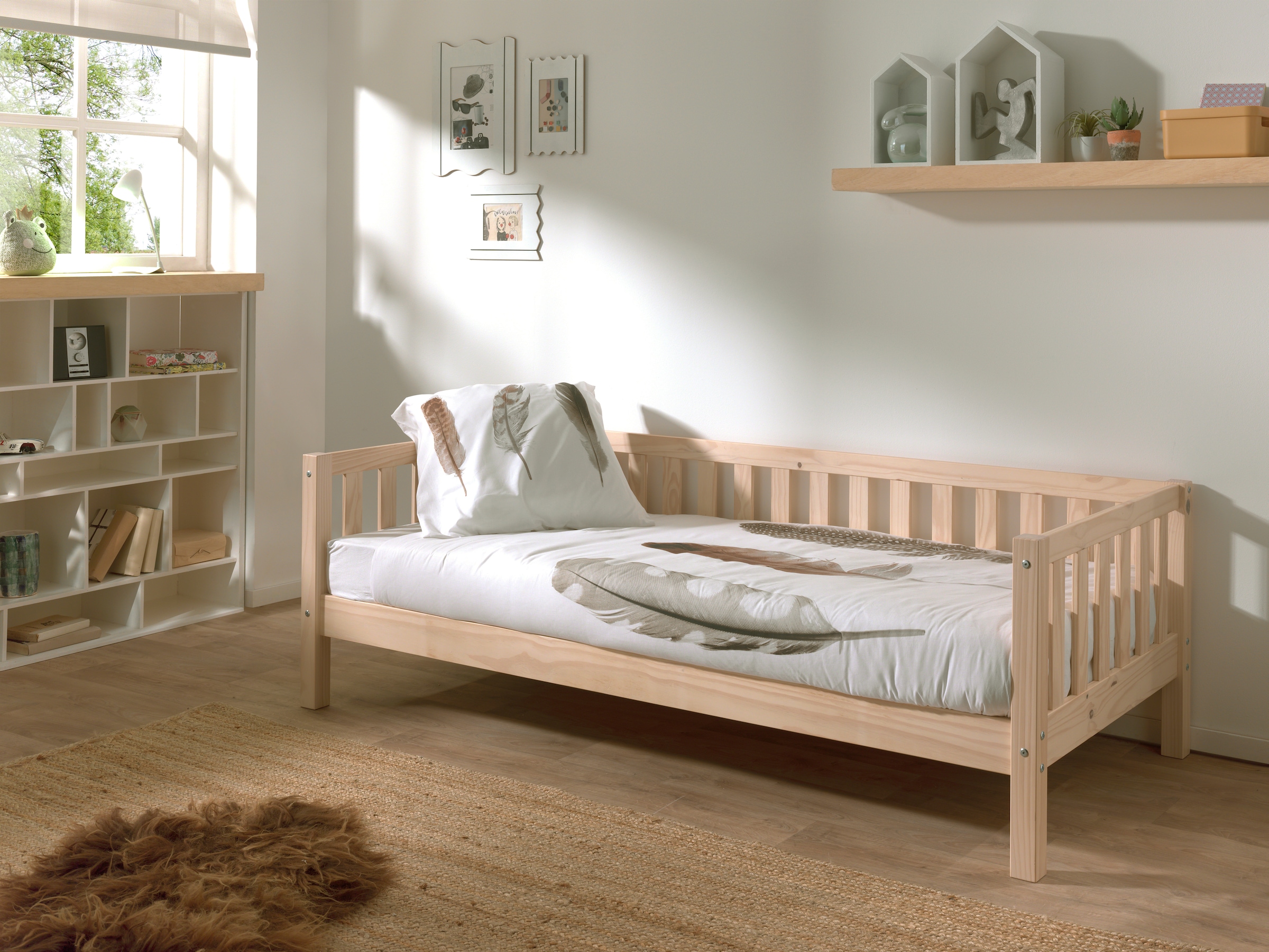 Vipack Einzelbett »Sprossenumrandung, Kiefer massiv, stabil gebaut und zeitloses Design« B/H/T ca. 211,2x68x97,8cm, Ausf. Milky Pine oder Weiss,  inkl. Rolllattenrost, mit oder ohne Bettschublade