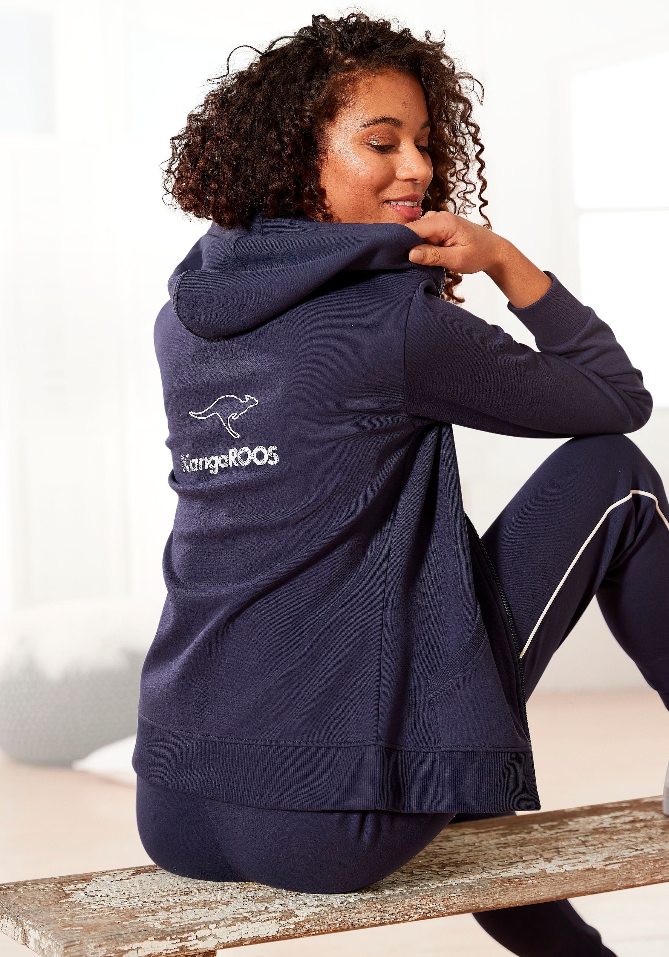 Image of KangaROOS Sweatjacke mit grossem Logodruck auf dem Rücken, Loungewear