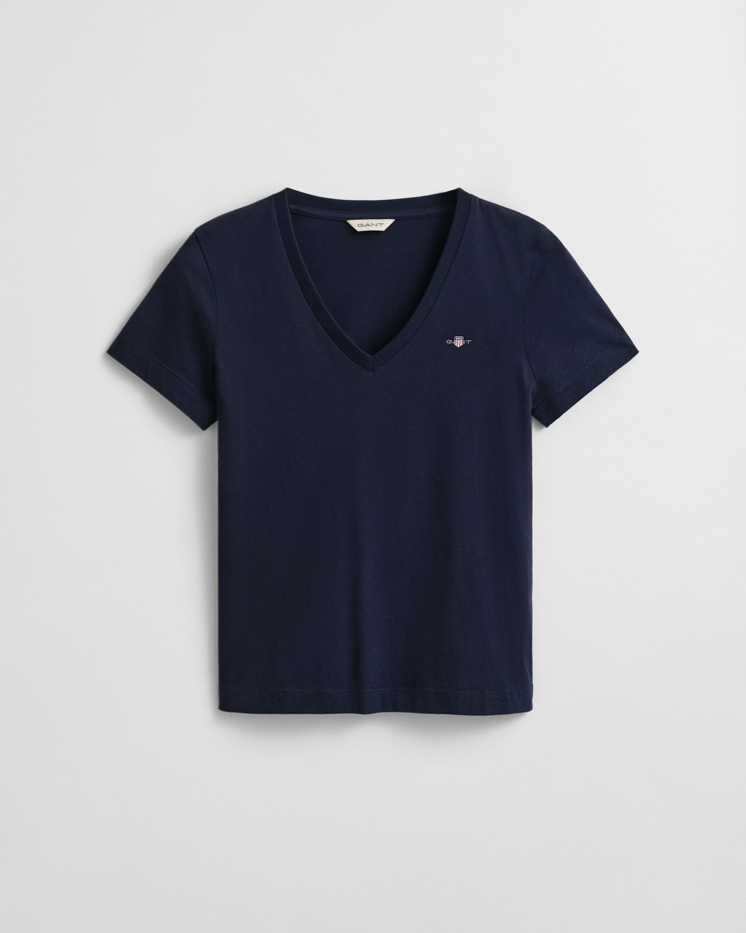 Gant T-Shirt »REG SHIELD KA V-NECK T-SHIRT« mit einer kleinen Logostickerei auf der Brust