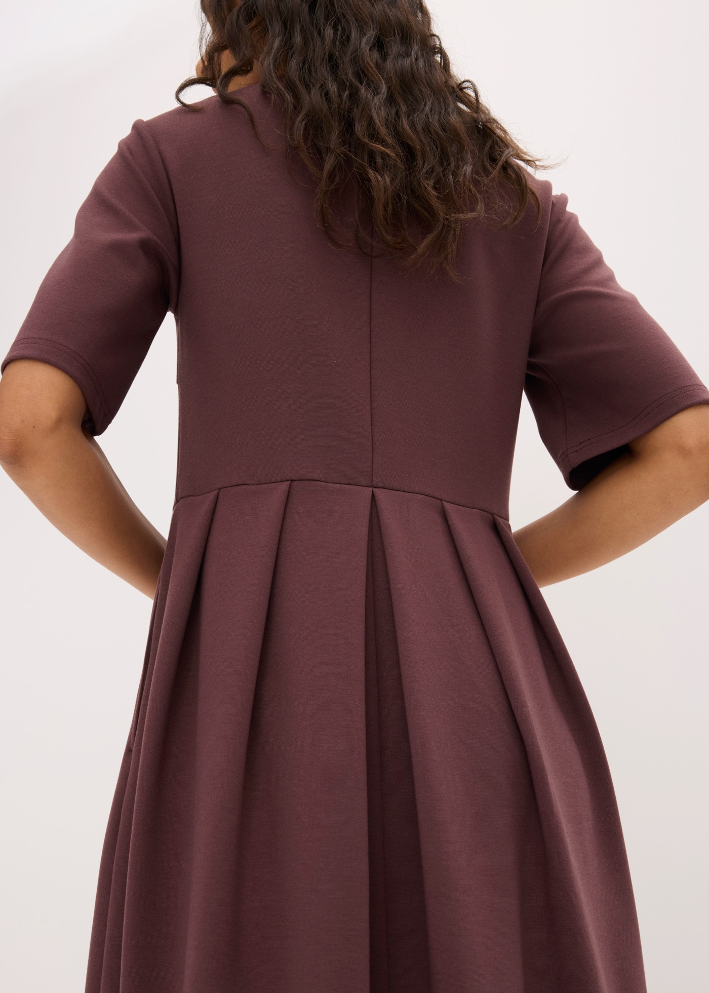 bonprix Robe t-shirt avec col en V, manches courtes, coupe ample