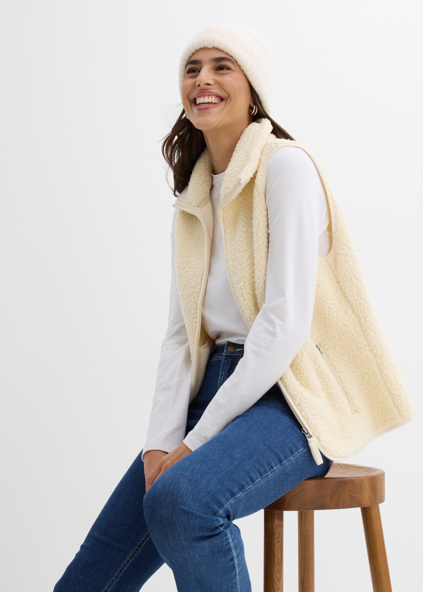 bonprix Plüschweste lässig geschnitten, in Teddy-Optik, im Casual-Stil, aus Polyester