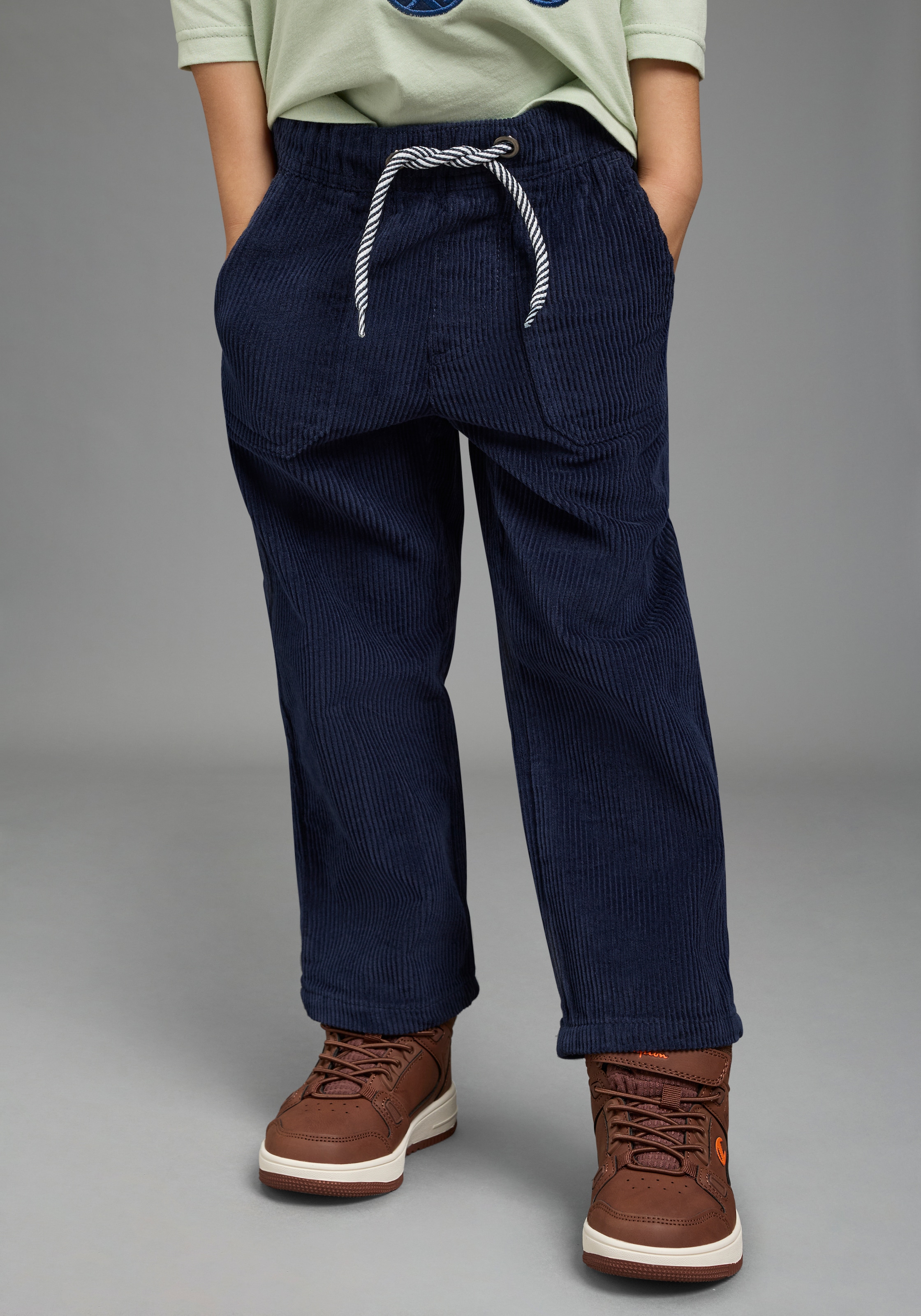 Image of KIDSWORLD Cordhose "Breitcord-Cordhose mit Cargotaschen" Lässige Cargo-Cordhose, gerade Passform, modischer Basic-Style