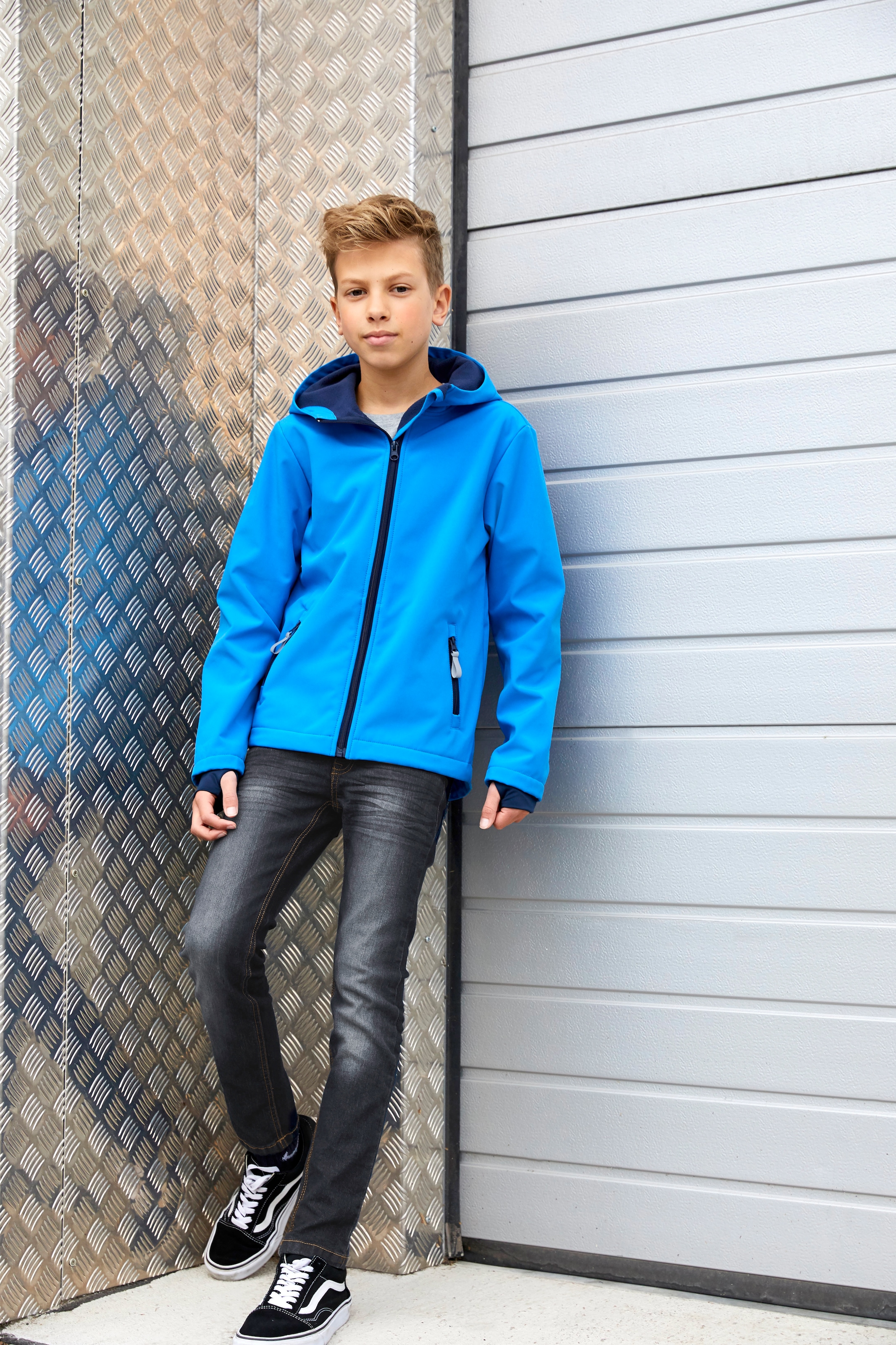 Finde KIDSWORLD Softshelljacke »mit kontrastfarbenen mit Reflektoren Kapuze, auf und Details«