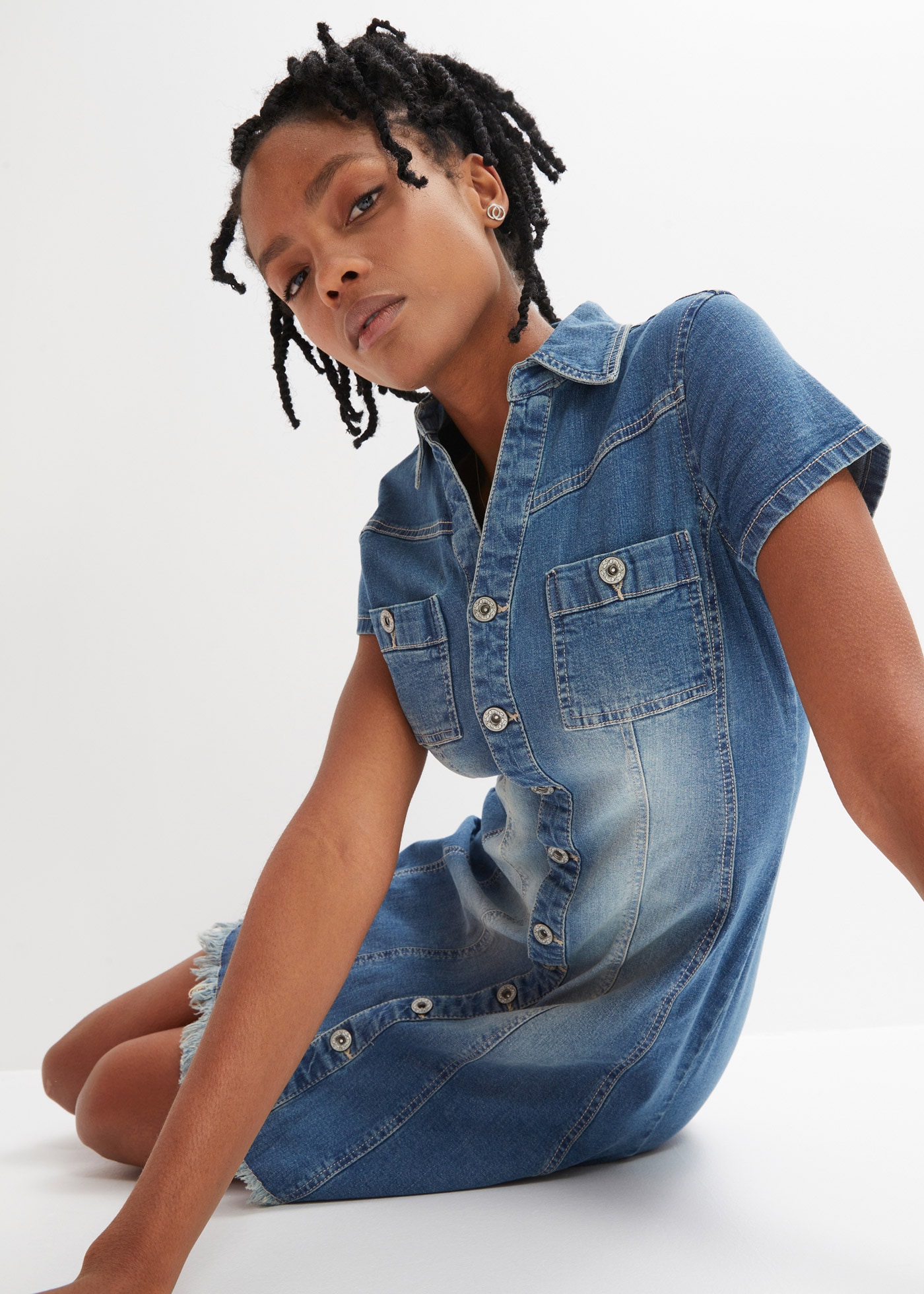 bonprix Robe en jean A-Linien-Schnitt, kurzer Arm, tailliertes Design, mit Brusttaschen