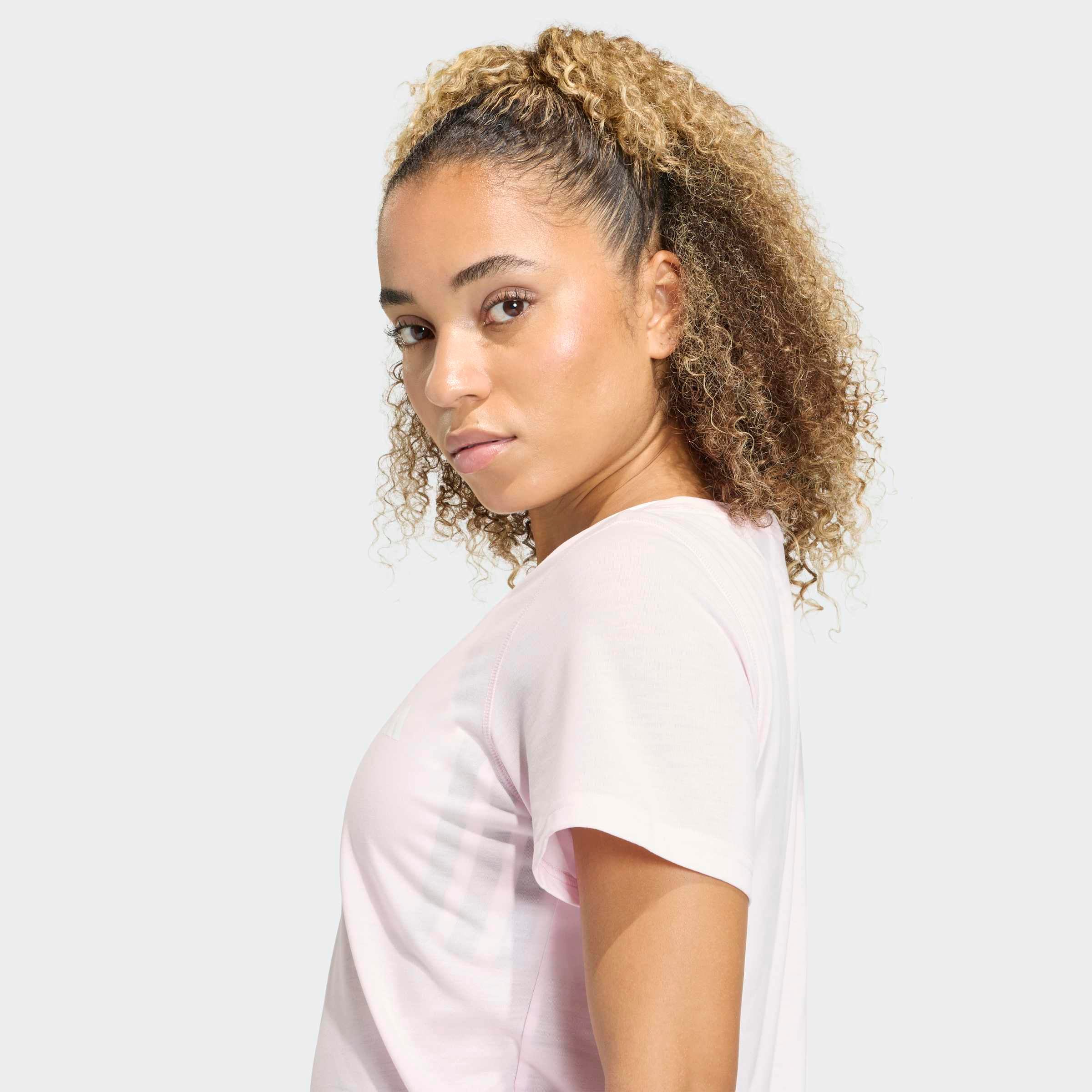 adidas Performance T-shirt »WORKOUT ESSENTIALS MIT TIEFEM AUSSCHNITT« pour un look sportif au quotidien et à l'entraînement, sans fermeture