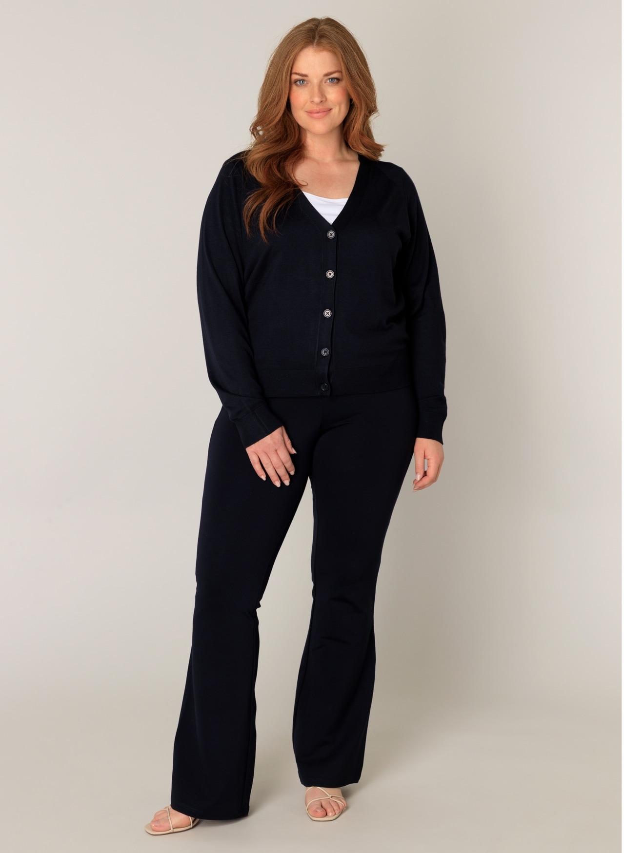 Base Level Curvy Cardigan »BAS-YVONNE«, mit V-Ausschnitt und Knopfleiste