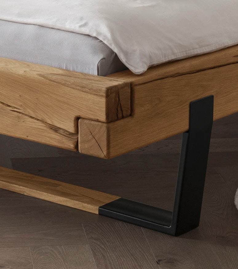 Home affaire Massivholzbett »Ultima Balkenbett Doppelbett, Füsse Metallkufe mit Holzelement«, (hohe Belastbarkeit: 200kg je Seite), FSC®-zertifizierte Wildeiche oder Fichte, viele Breiten zur Auswahl