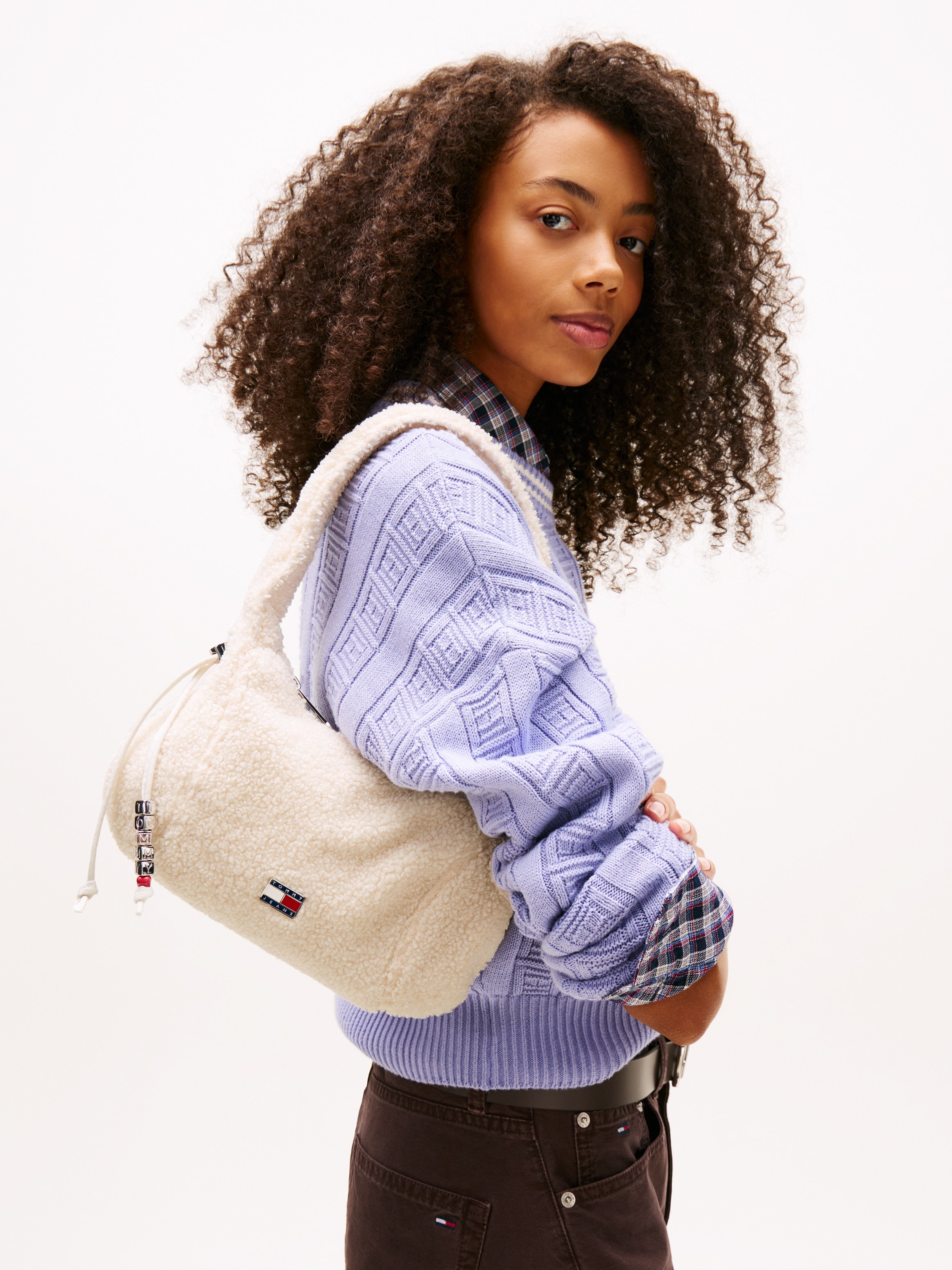 Tommy Jeans Sac à bandoulière »TJW CASUAL SHERPA SHOULDER BAG« sac à main femme, sac de loisirs avec poignée rembourrée