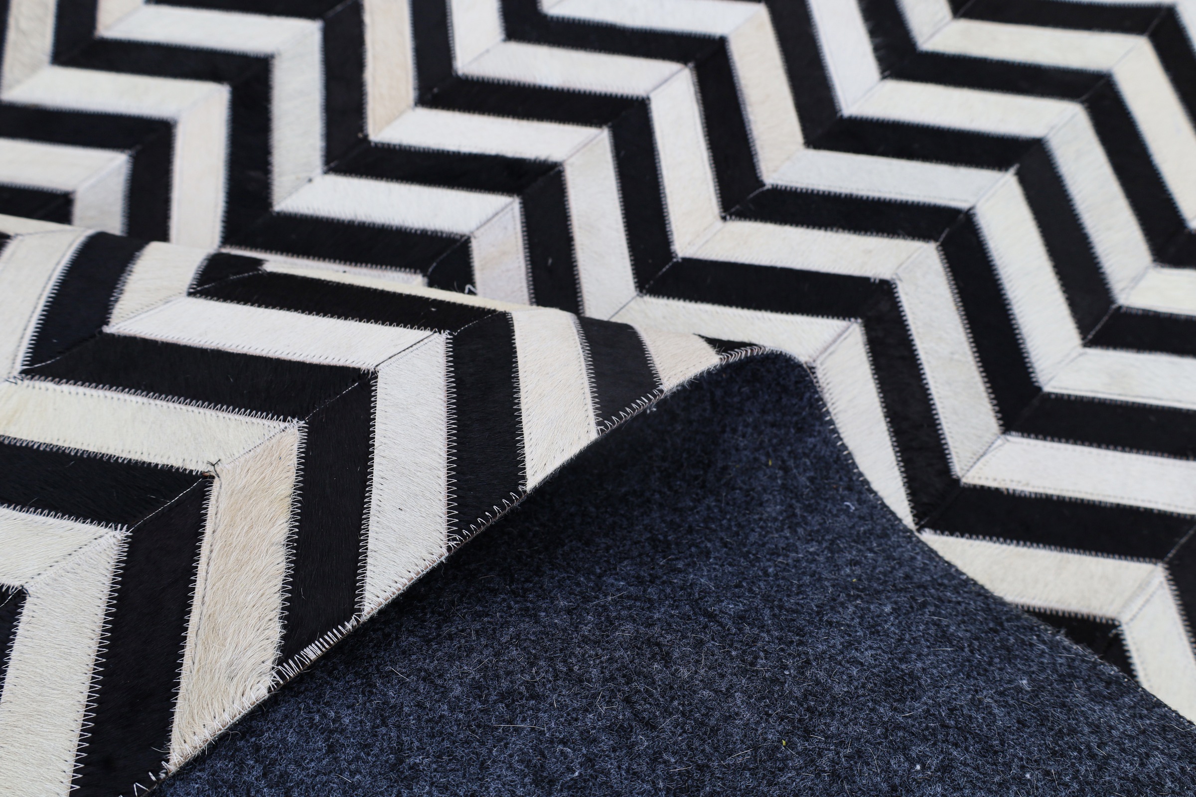 Myflair Möbel & Accessoires Tapis en fourrure »ZEBRA EDGE, echtes Rinderfell« Rectangulaire 10 mm Höhe fait main, produit naturel, motif en zigzag, structure naturelle