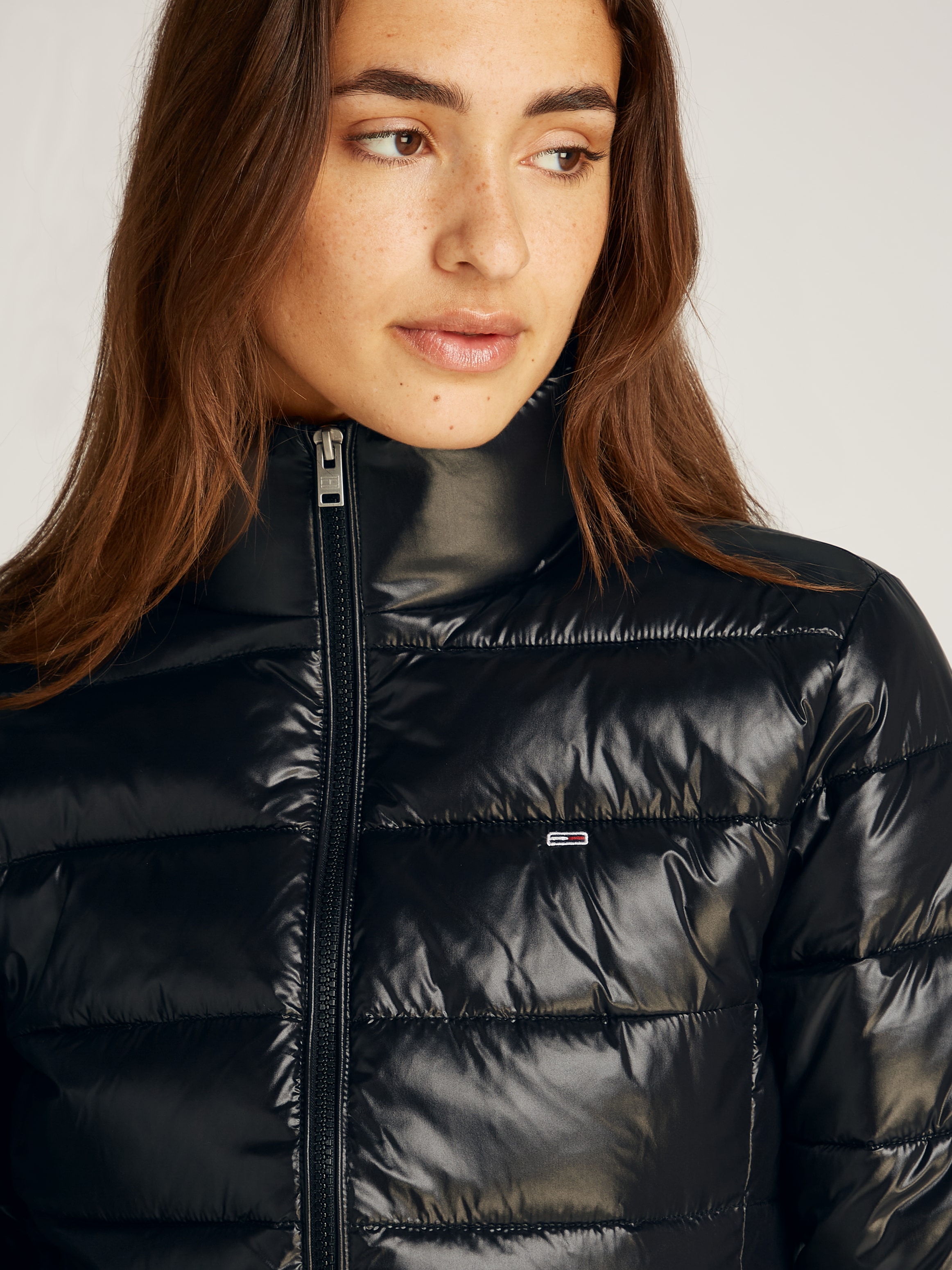 Tommy Jeans Steppjacke »TJW ESSENTIAL TAPE JACKET EXT«, in glänzender Optik, mit Wattierung