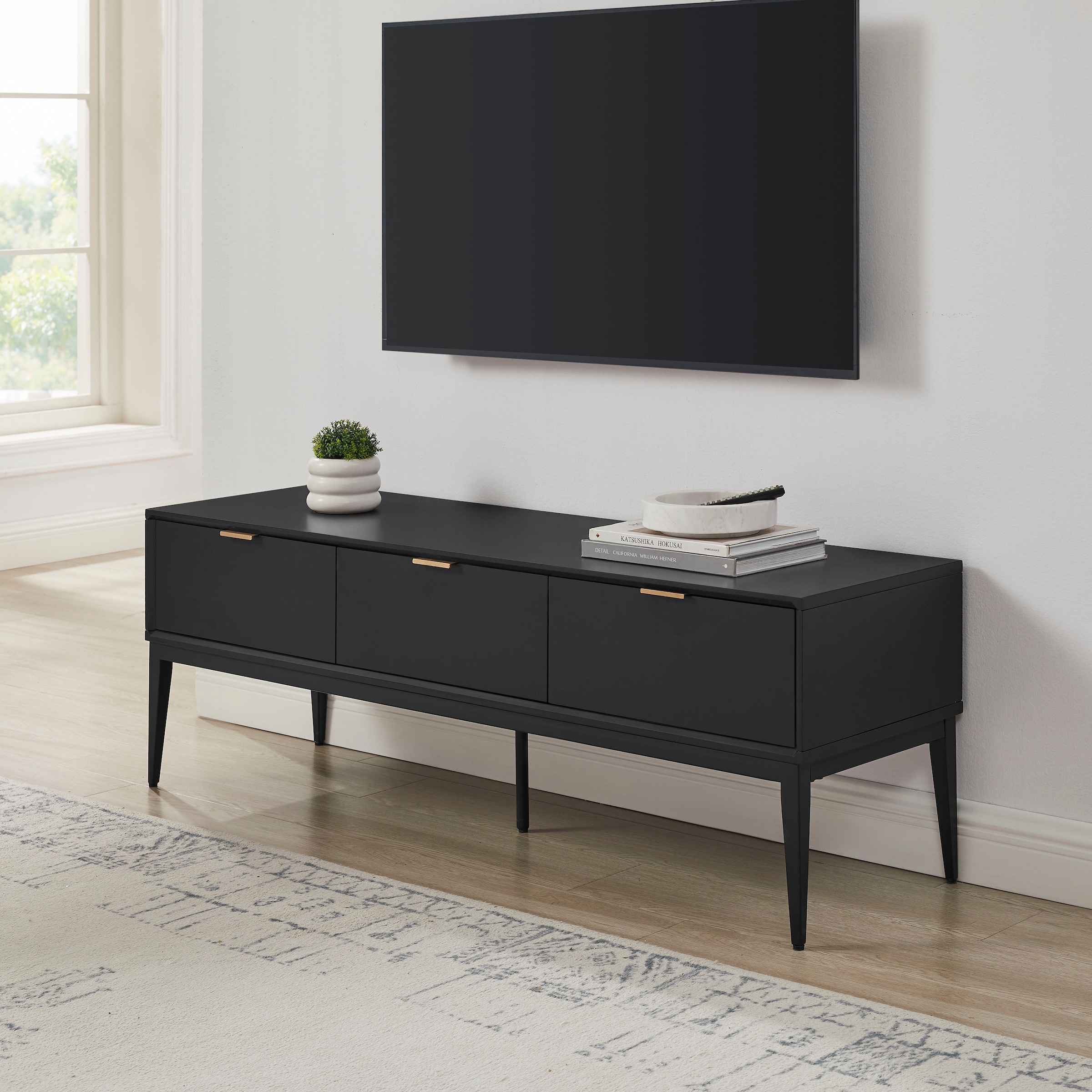 Leonique TV-Board »Lavisha« FSC-zertifiziertes Holz kombiniert Melamin, verchromten Metallgriffen