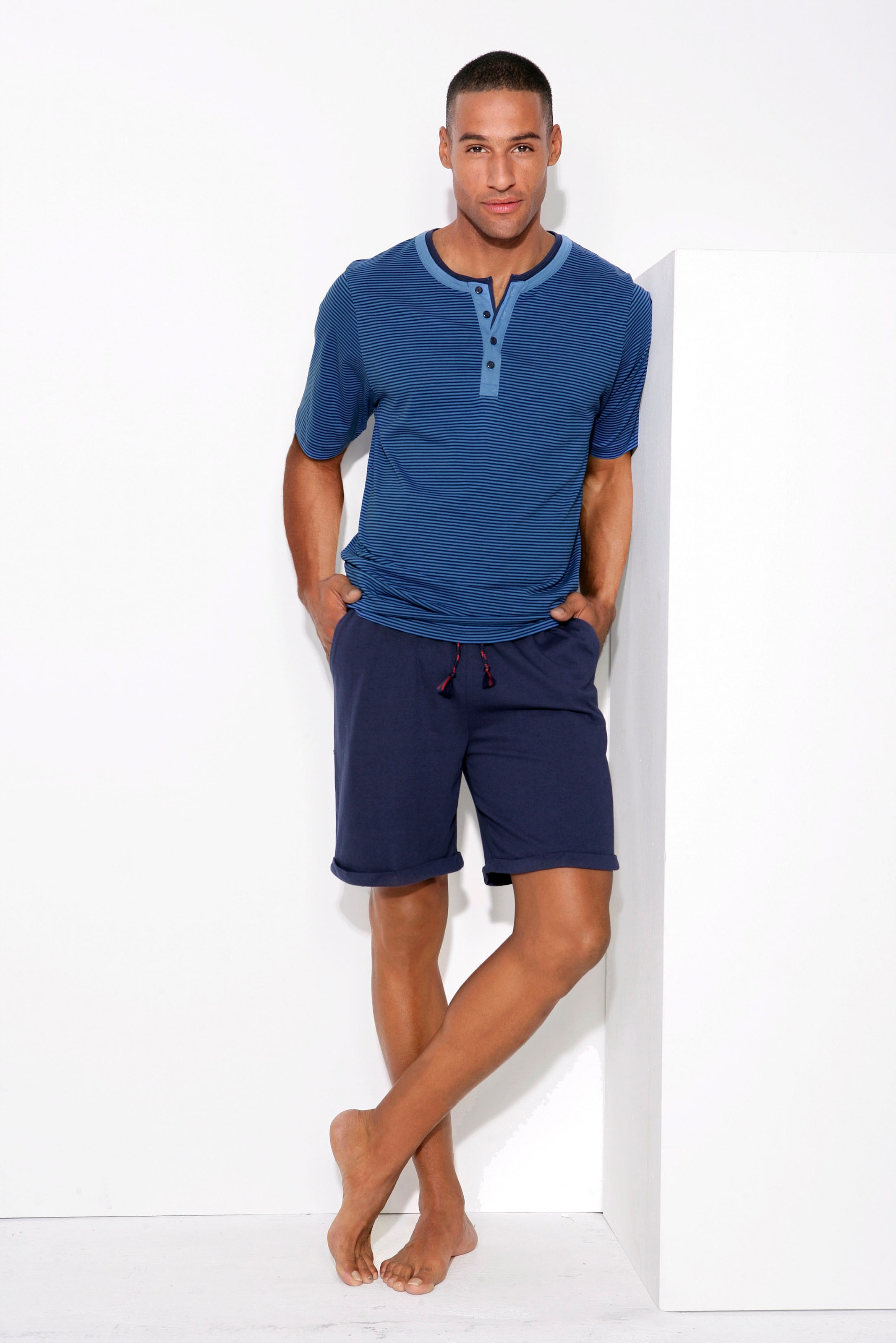 Image of AUTHENTIC LE JOGGER Pyjama 1 Stück, 2 tlg. Schlafanzug mit aufwendigem Ausschnitt und Knopfleiste