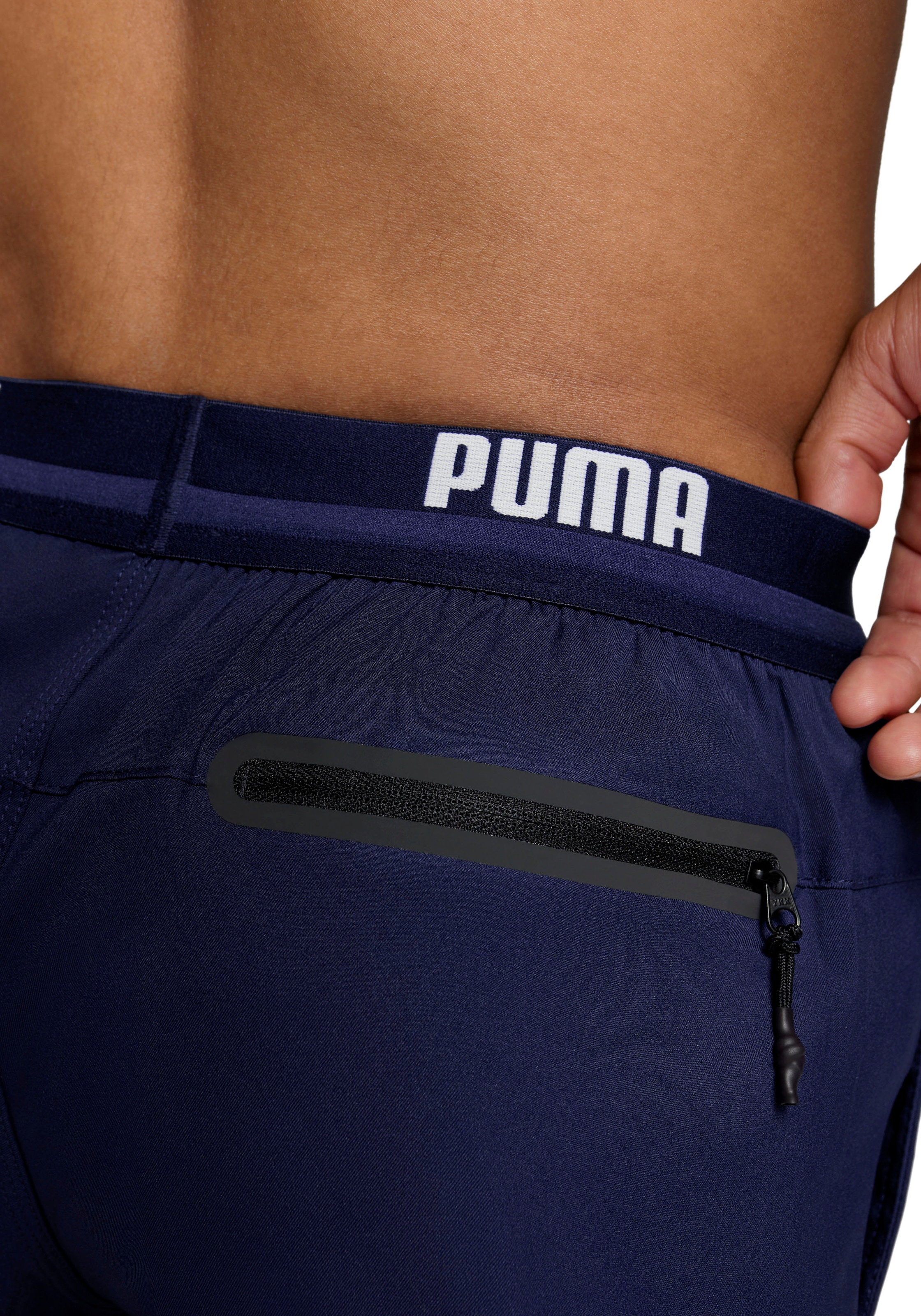 PUMA Badeshorts »PUMA SWIM MEN LOGO SHORT SHORTS 1P« Seitentaschen, Gesässtasche mit Reissverschluss, Kordelzug