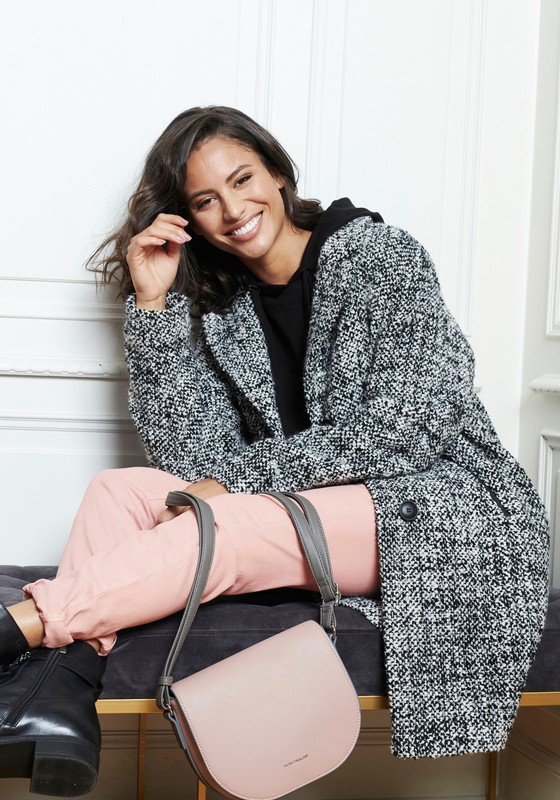 Laura Scott mit Kapuze und glitzernden Bändern