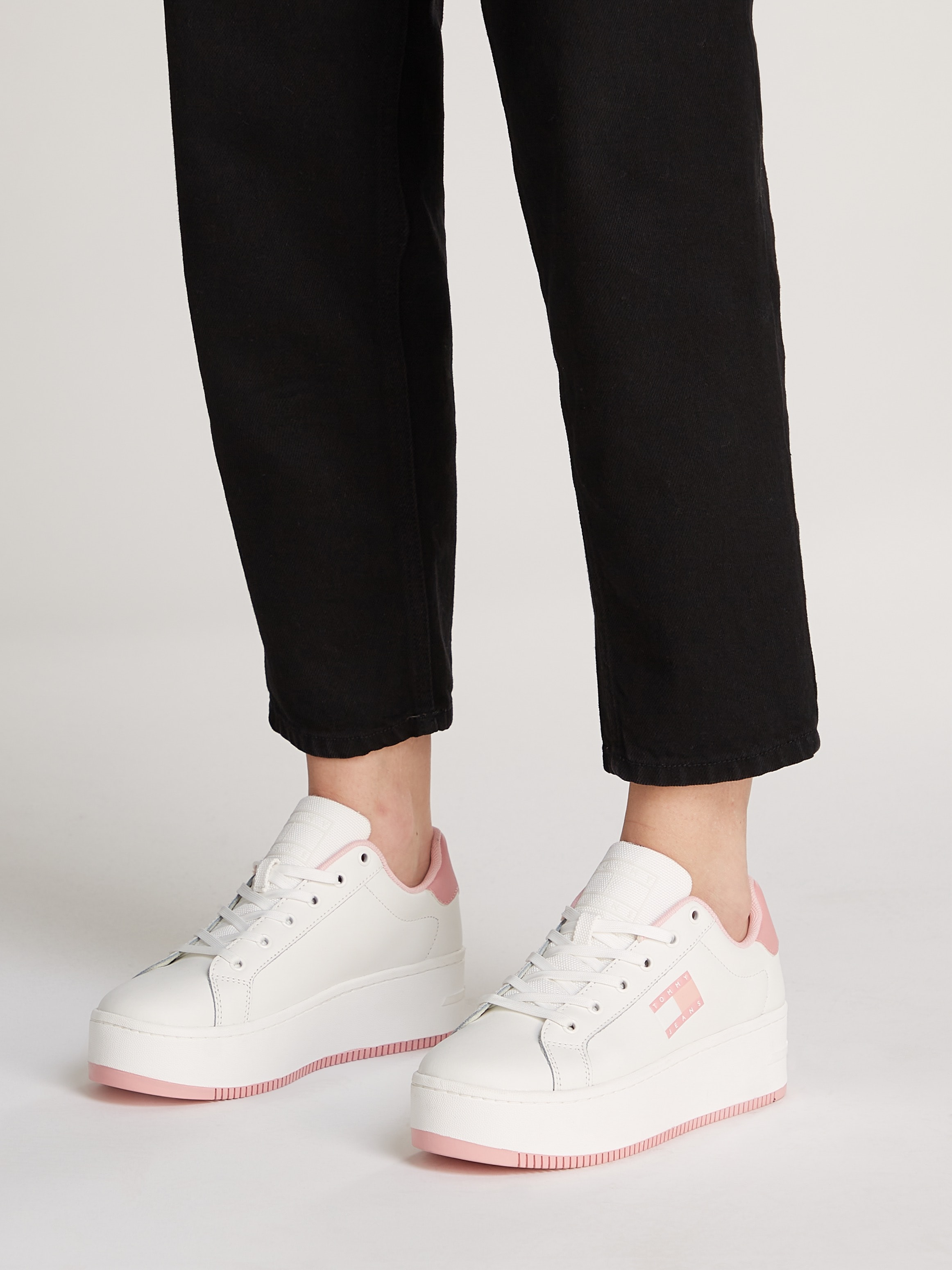 Tommy Jeans Plateausneaker »TJW FLATFORM ESS«, Freizeitschuh, Halbschuh, Schnürschuh mit gepolstertem Schaftrand