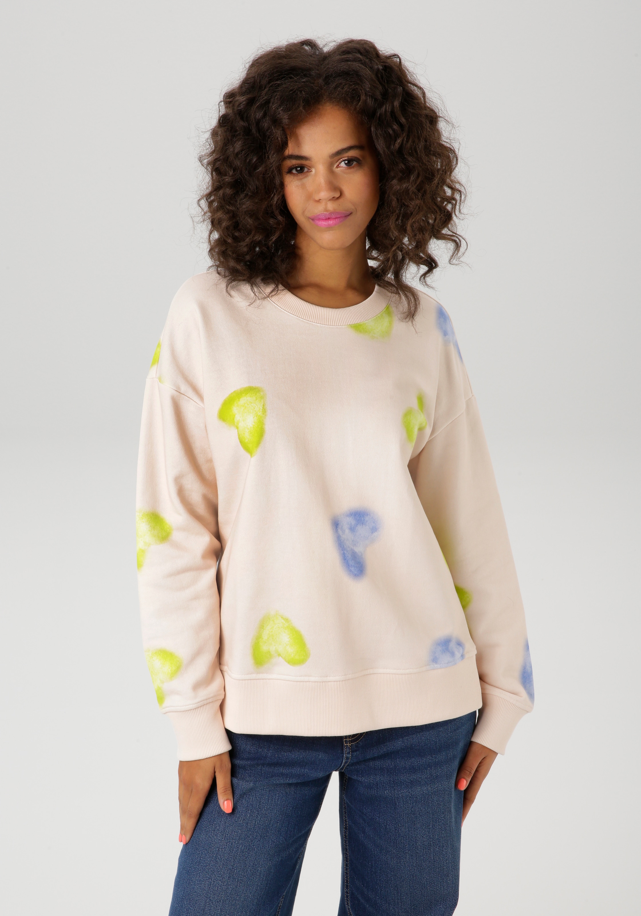 Aniston CASUAL Sweatshirt, mit Batik-Herzen bedruckt - NEUE KOLLEKTION