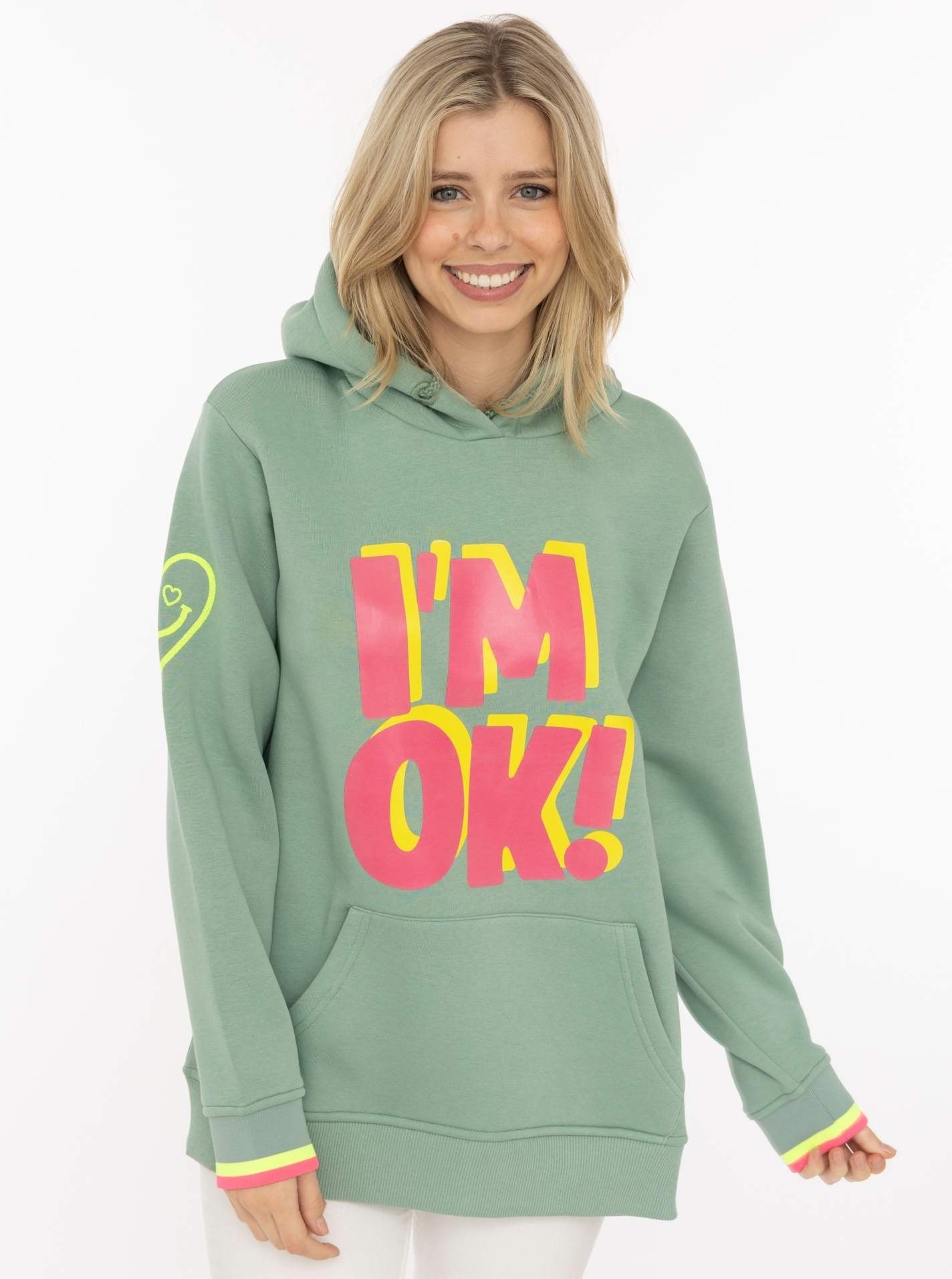 Image of Zwillingsherz Hoodie ""IM OK"", grosser Print vorne, gestreifte Ärmelbündchen, Herz Stickerei am Arm