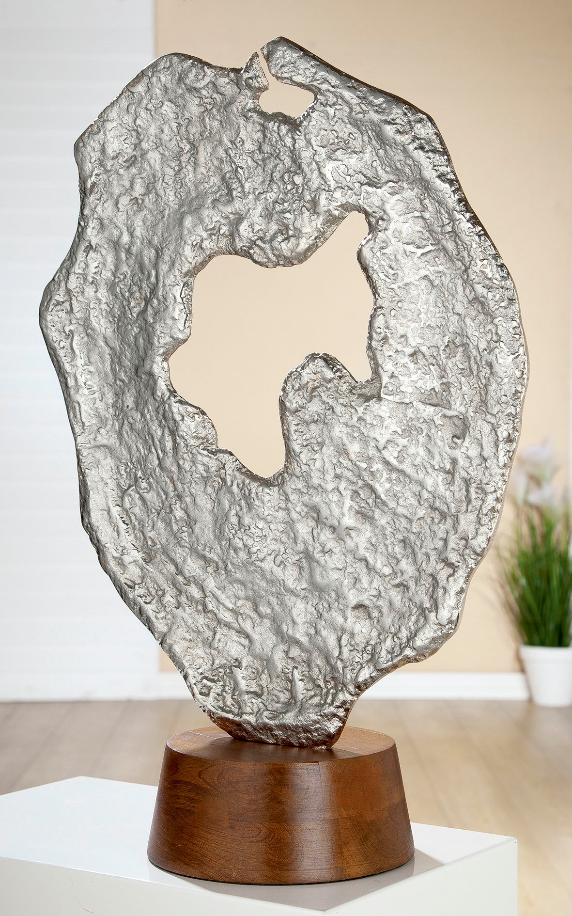 Image of GILDE Dekoobjekt »Skulptur Volante, silberfarben«, (1 St.), Höhe 57 cm, aus Metall, Sockel aus Holz, Wohnzimmer bei Ackermann Versand Schweiz