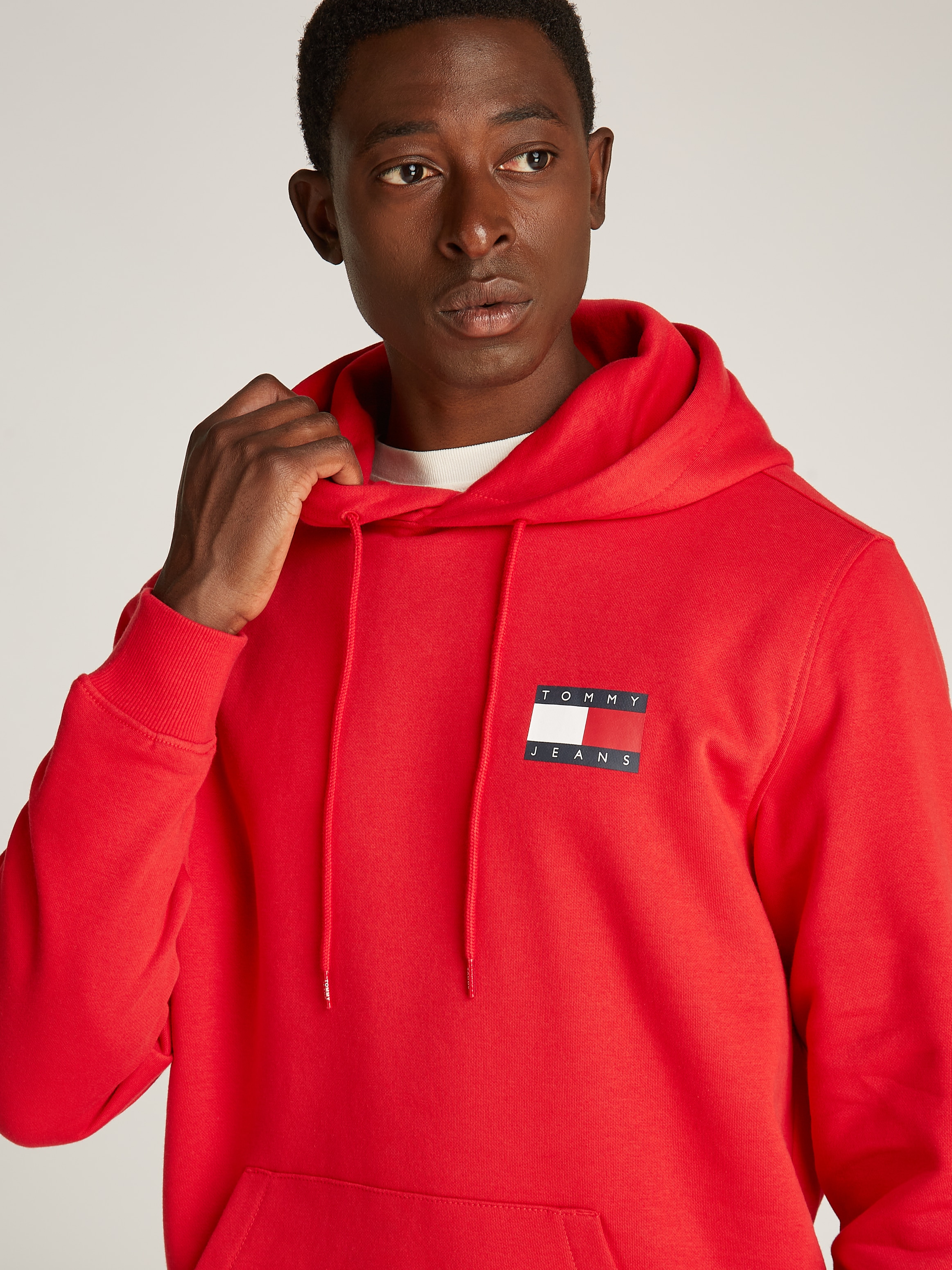 Tommy Jeans Sweatshirt »TJM REG ESSENTIAL FLAG HOOD EXT«, mit bedruckten Markenlogo auf Brusthöhe