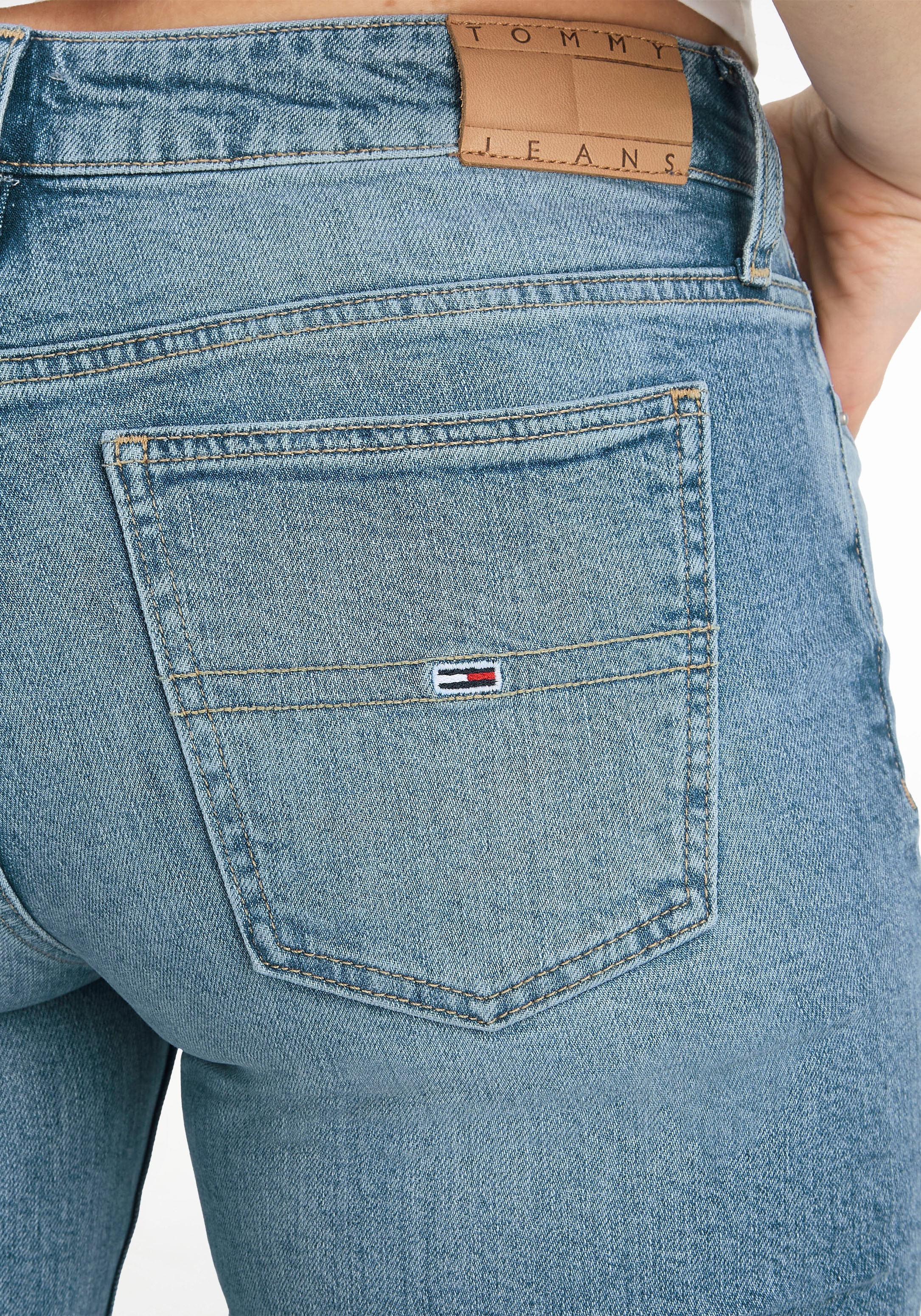♕ Tommy Jeans Schlagjeans, Flag & mit Logo-Badge Jeans auf Tommy versandkostenfrei