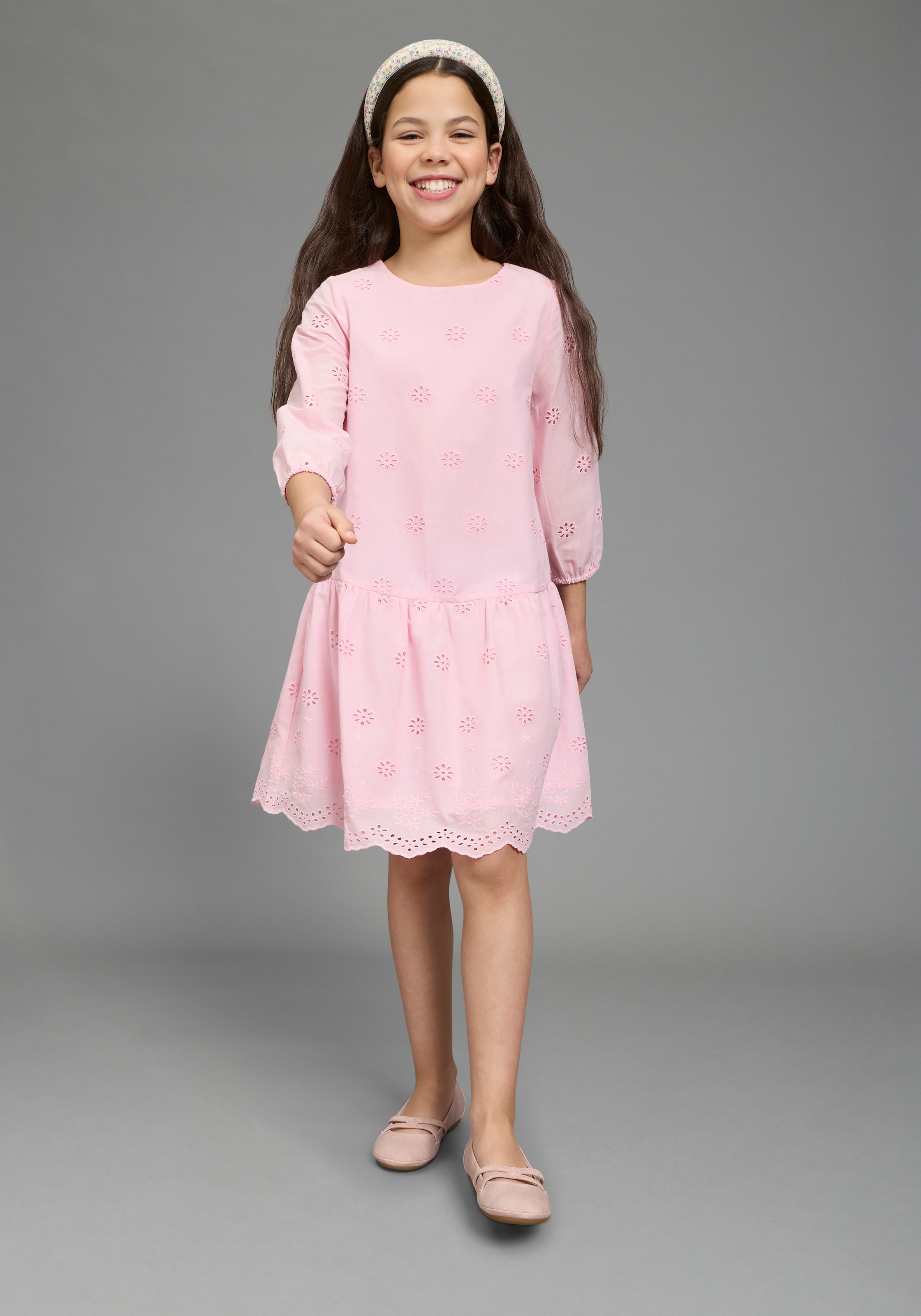 KIDSWORLD Spitzenkleid »Kleid mit Lochstickerei für Mädchen« aus Popeline und Web-Material, mit ausgestellter Passform