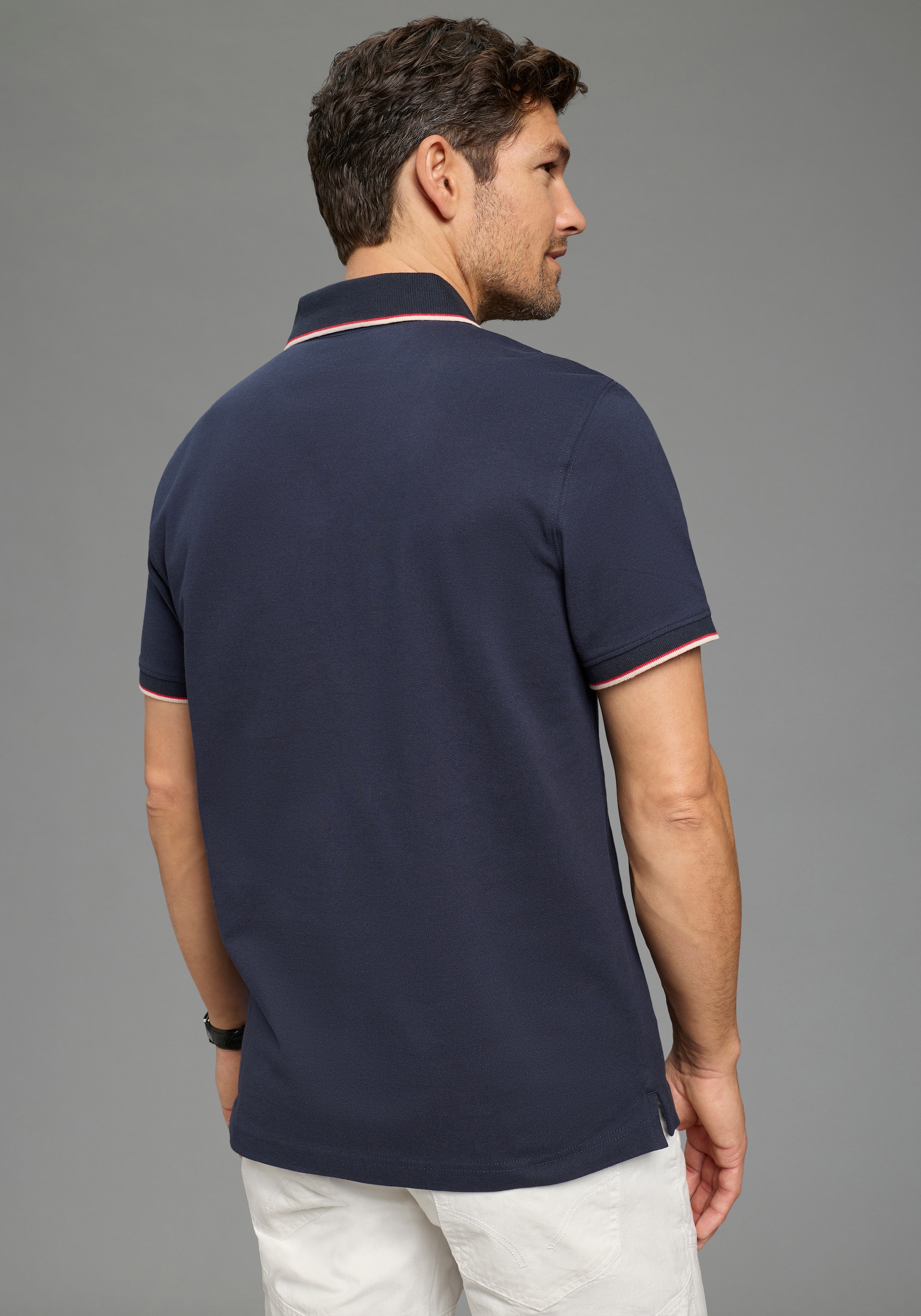 Man's World Poloshirt »Neue Kollektion!« normale Passform, Kurzarm, mit Print und Badge, aus Piqué-Material