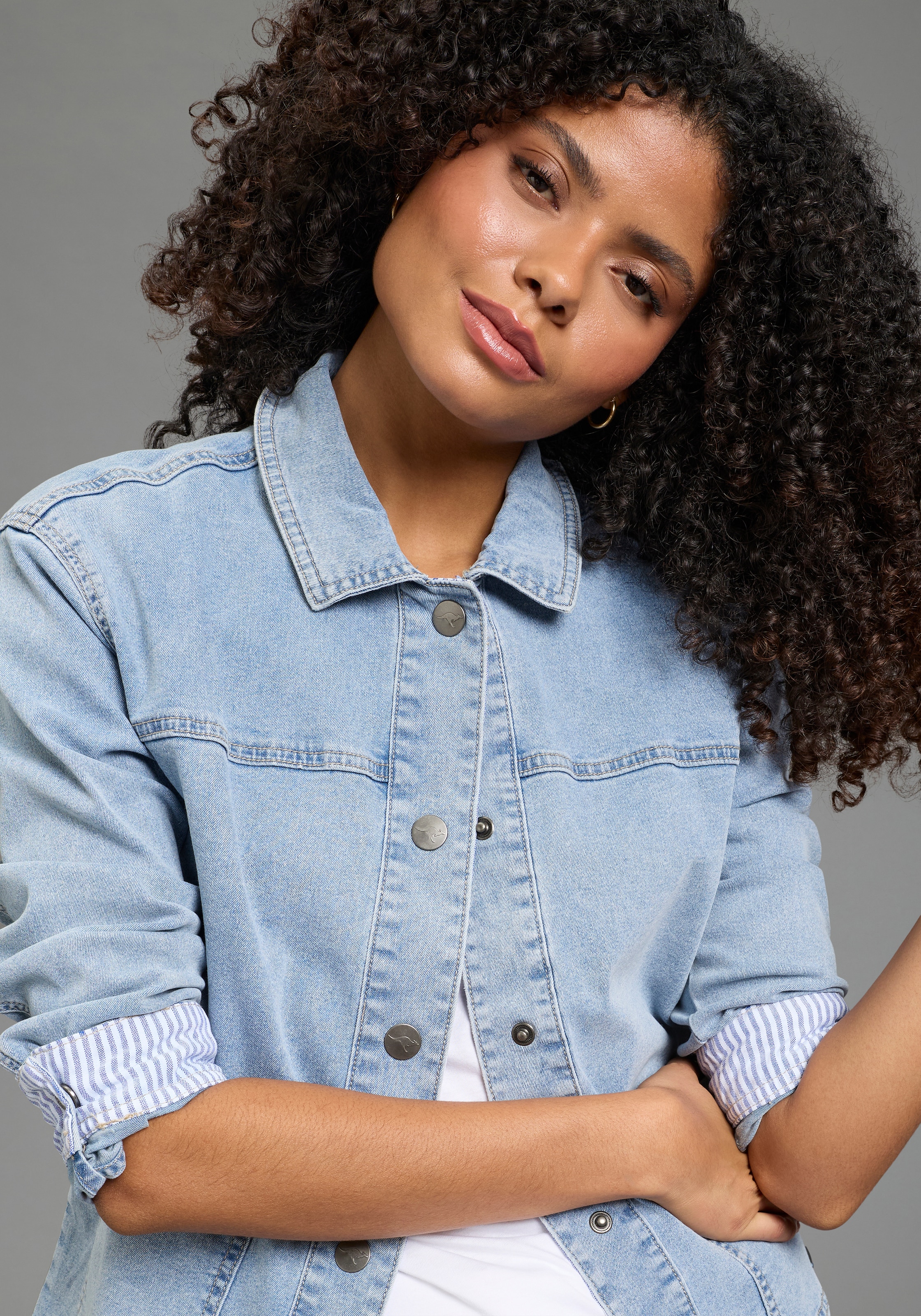 KangaROOS Jeansjacke modischer Stil, normaler Kragen, aufgesetzte Taschen, Comfort Fit