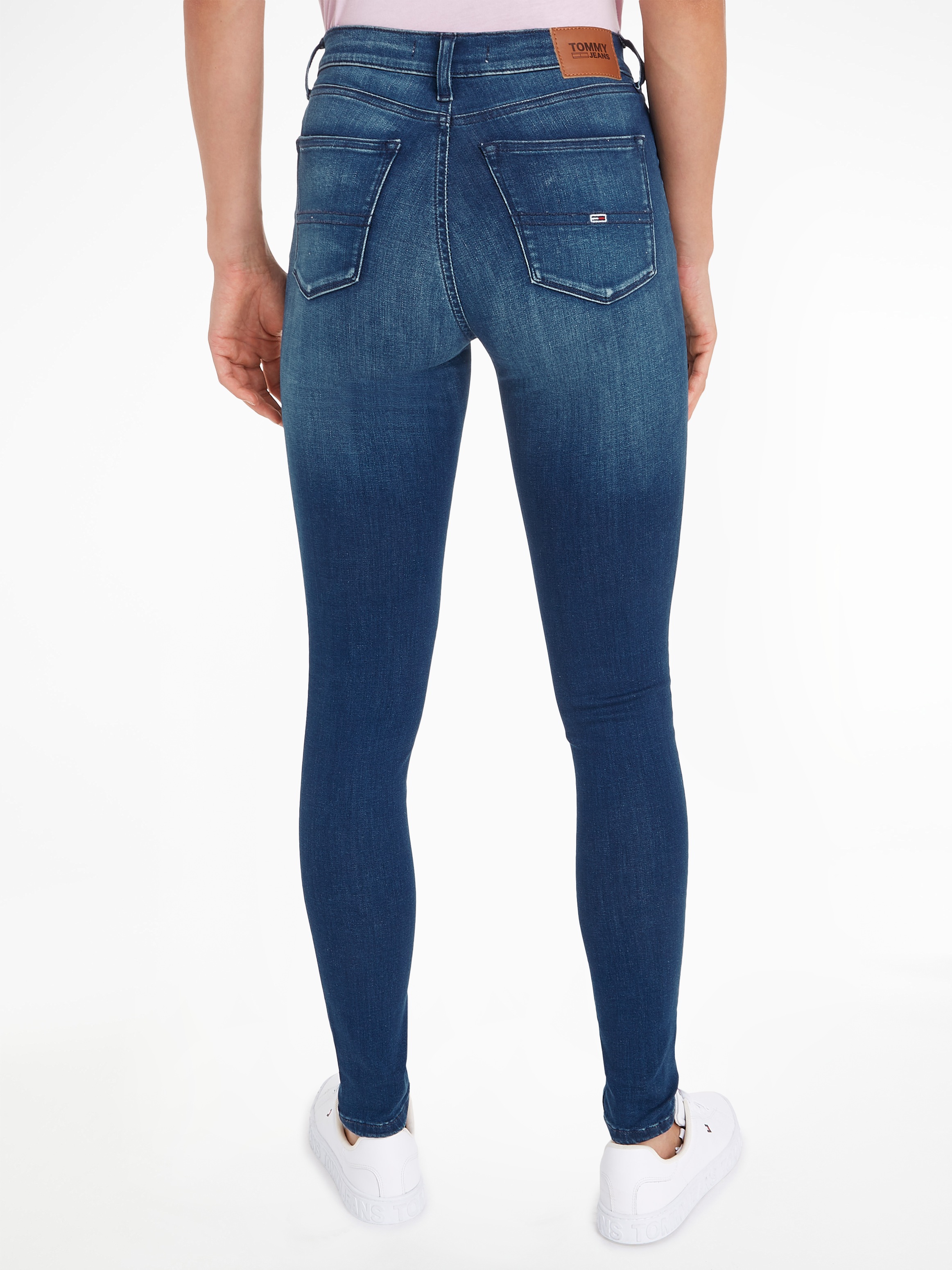 Tommy Jeans Skinny-fit-Jeans »Nora Mid Rise Skinny Fit«, mit Tommy Jeans Logo-Badge & Stickereien