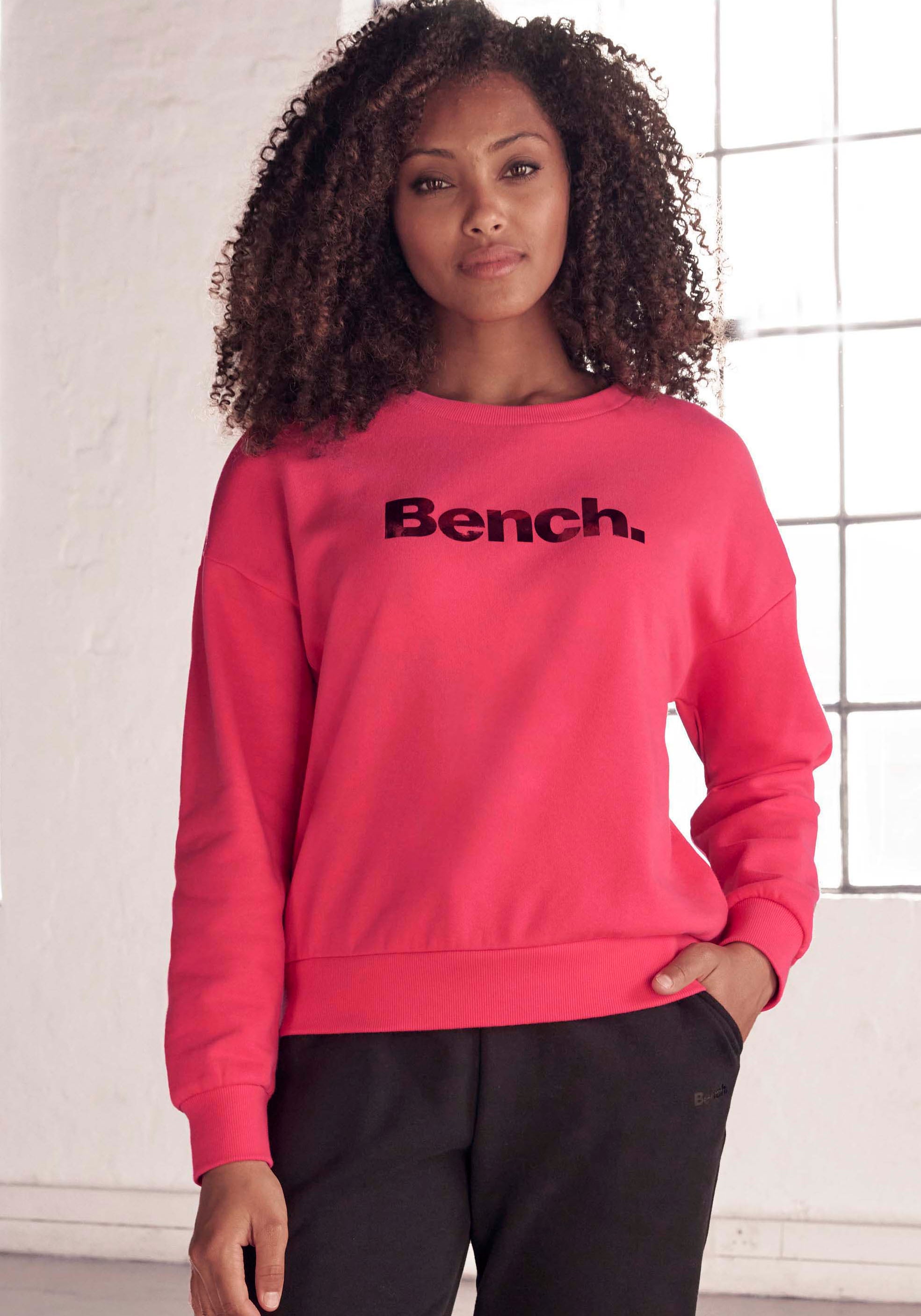 ♕ Bench. Loungewear Sweatshirt »-Loungeshirt«, kaufen Loungeanzug glänzendem versandkostenfrei Logodruck, Loungewear, mit
