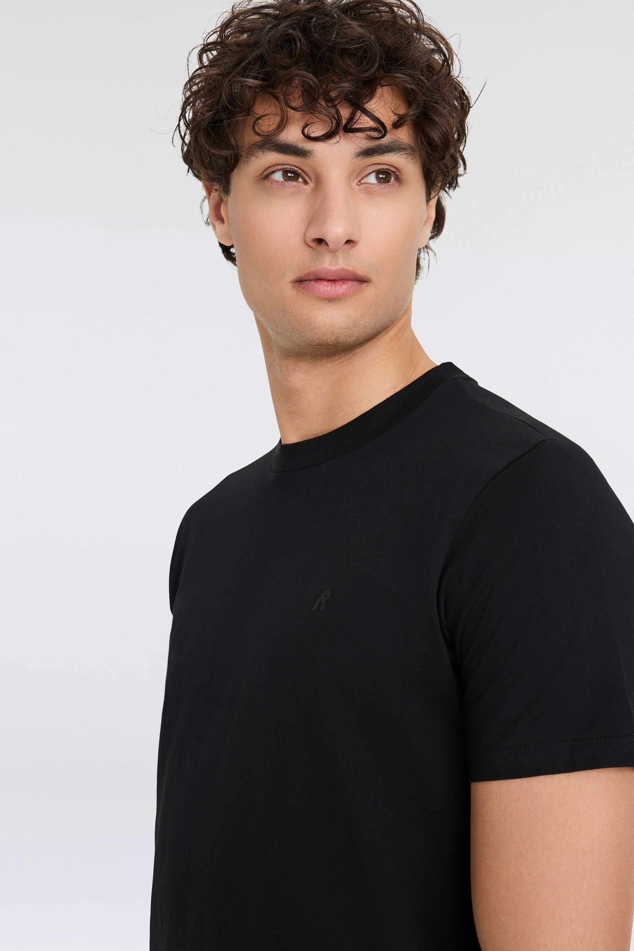 Replay T-Shirt »mit Logostickerei auf der Brust«