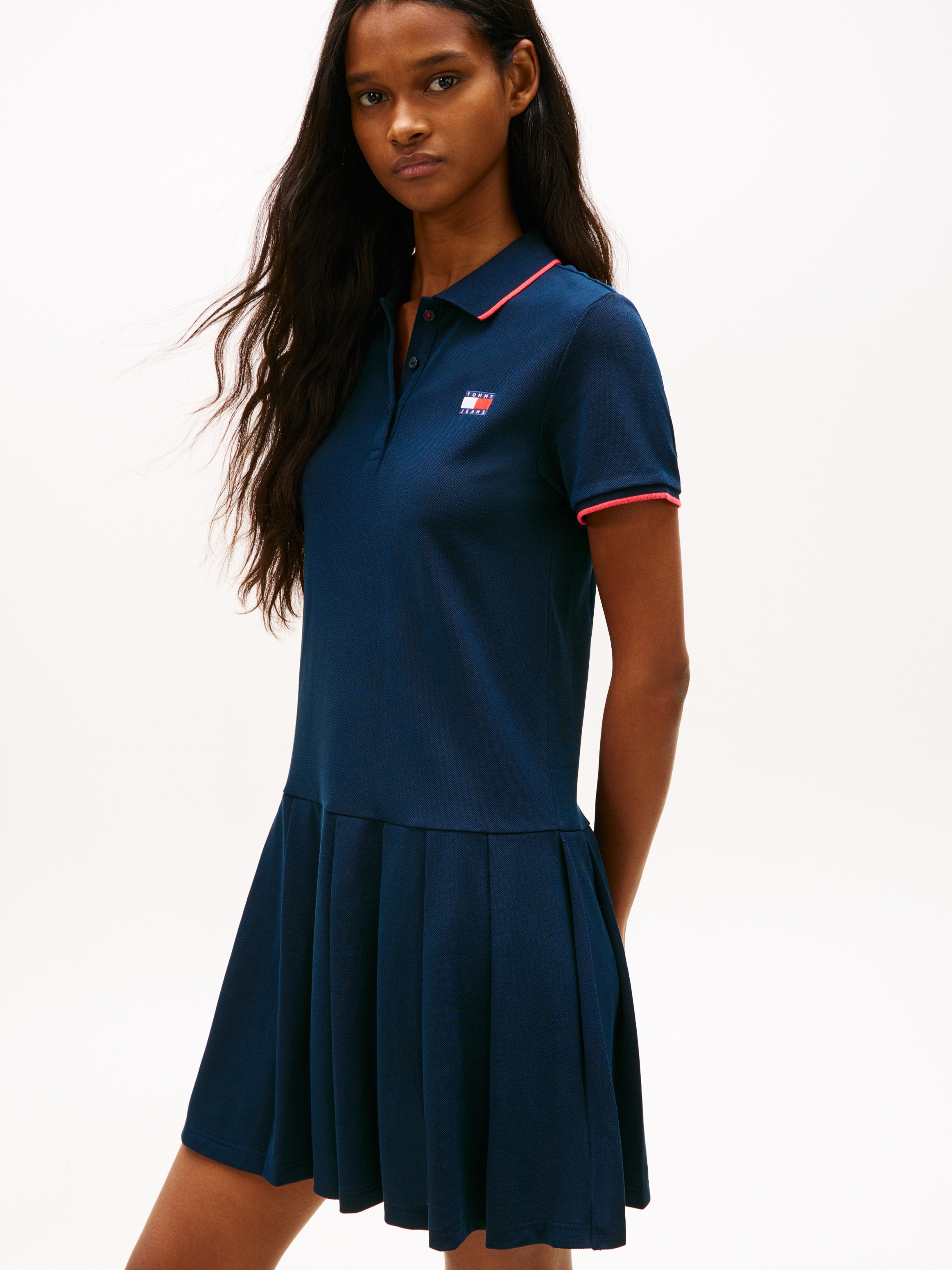 Image of Tommy Jeans Polokleid "TJW BADGE PLEAT PIQUE DRESS EXT" mit Kontrastdetails, entspannte Passform