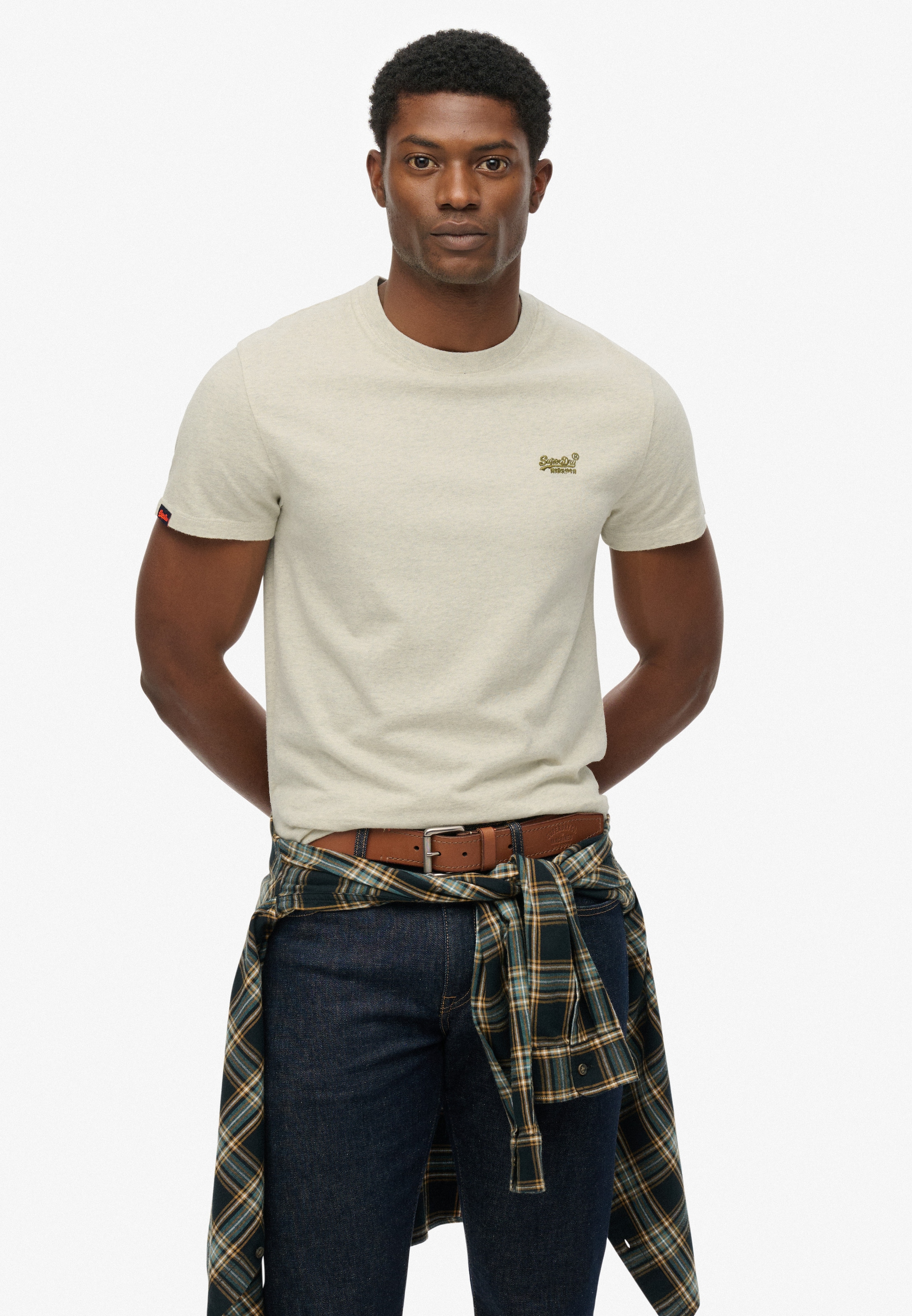 Superdry Rundhalsshirt »ESSENTIAL LOGO EMB TEE« aus Baumwolle und Single Jersey, Slim Fit, Kurzarm, hüftlang