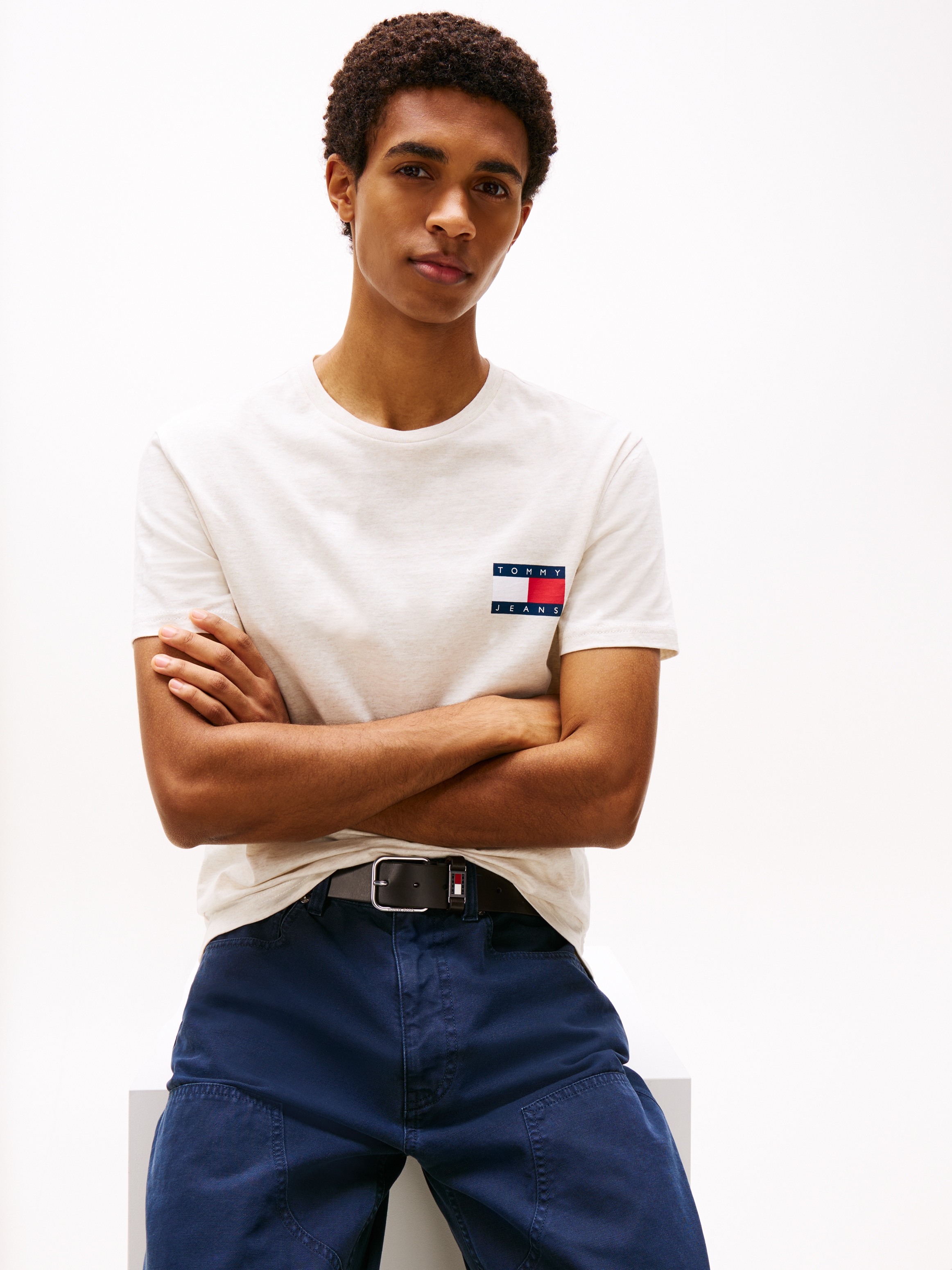 Tommy Jeans T-Shirt »TJM SLIM ESSENTIAL FLAG TEE EXT« Mit Rundhalsausschnitt