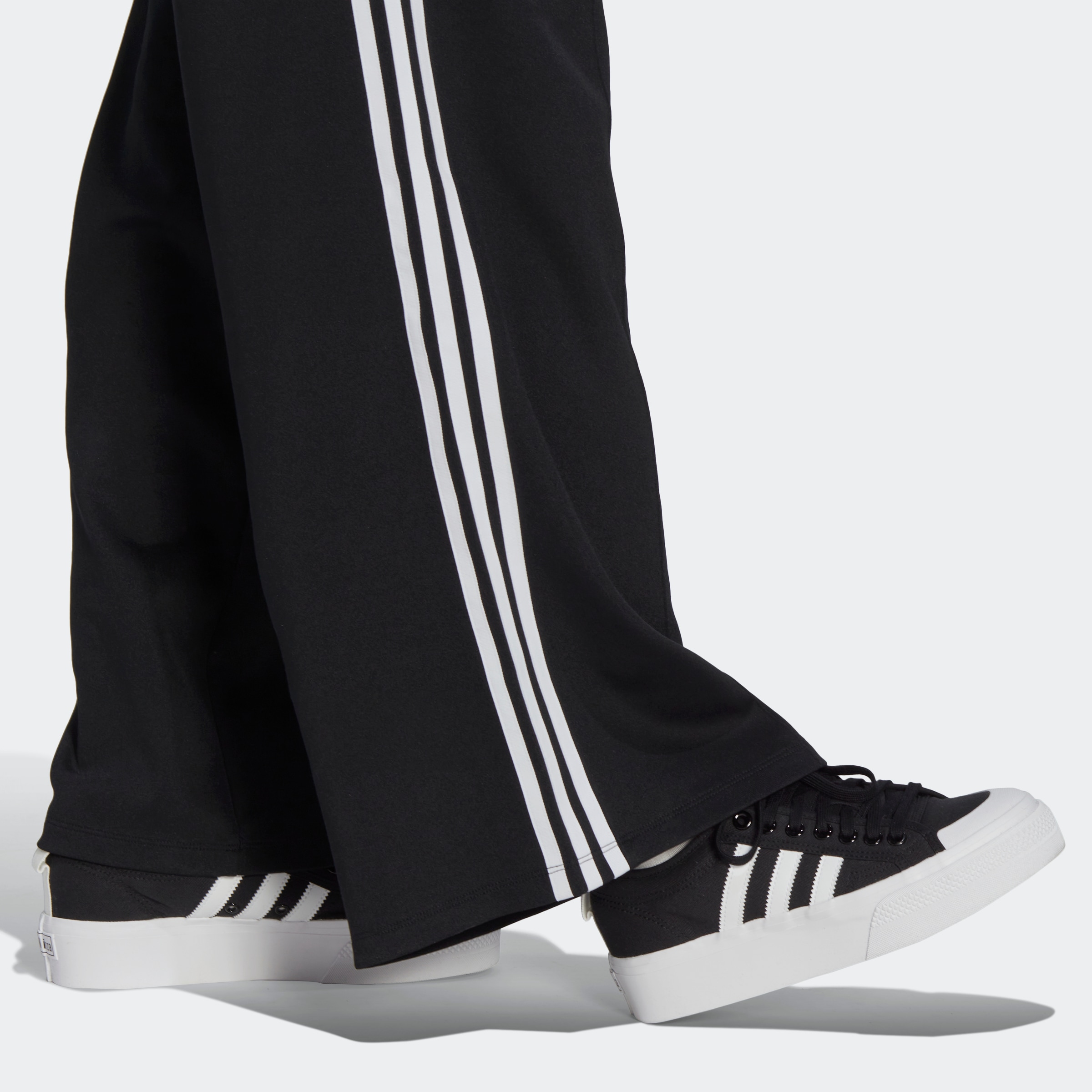 auf WIDE HOSE«, LEG Finde Sporthose CLASSICS tlg.) adidas Originals (1 »ADICOLOR