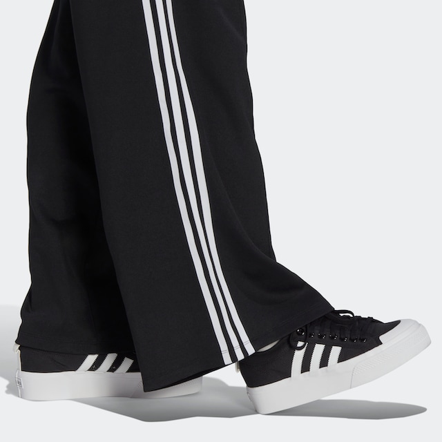 Finde adidas Originals Sporthose »ADICOLOR CLASSICS WIDE LEG HOSE«, (1 tlg.)  auf