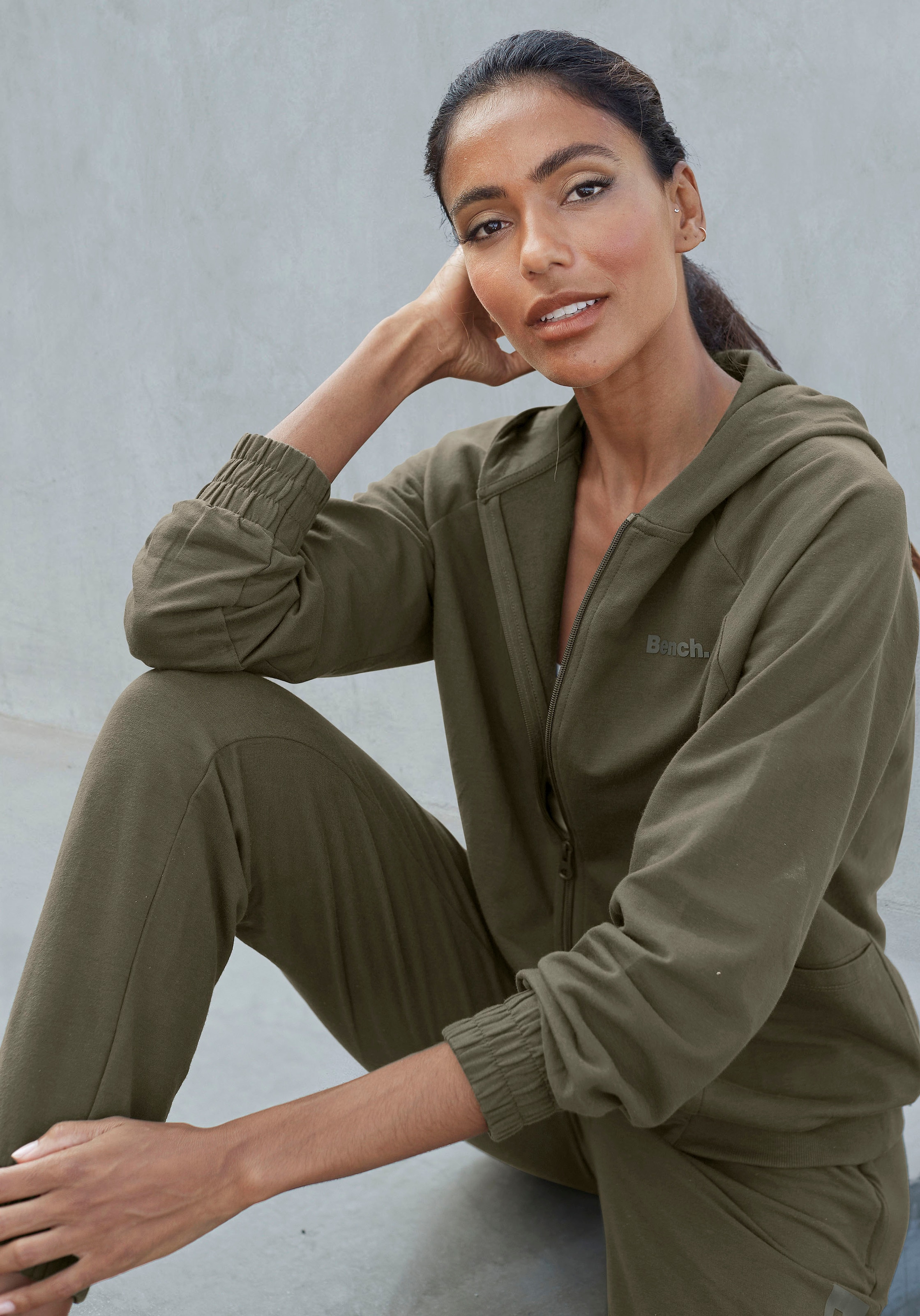 Bench. Loungewear Kapuzensweatjacke, mit sportlichen Teilungsnähten, Loungeanzug