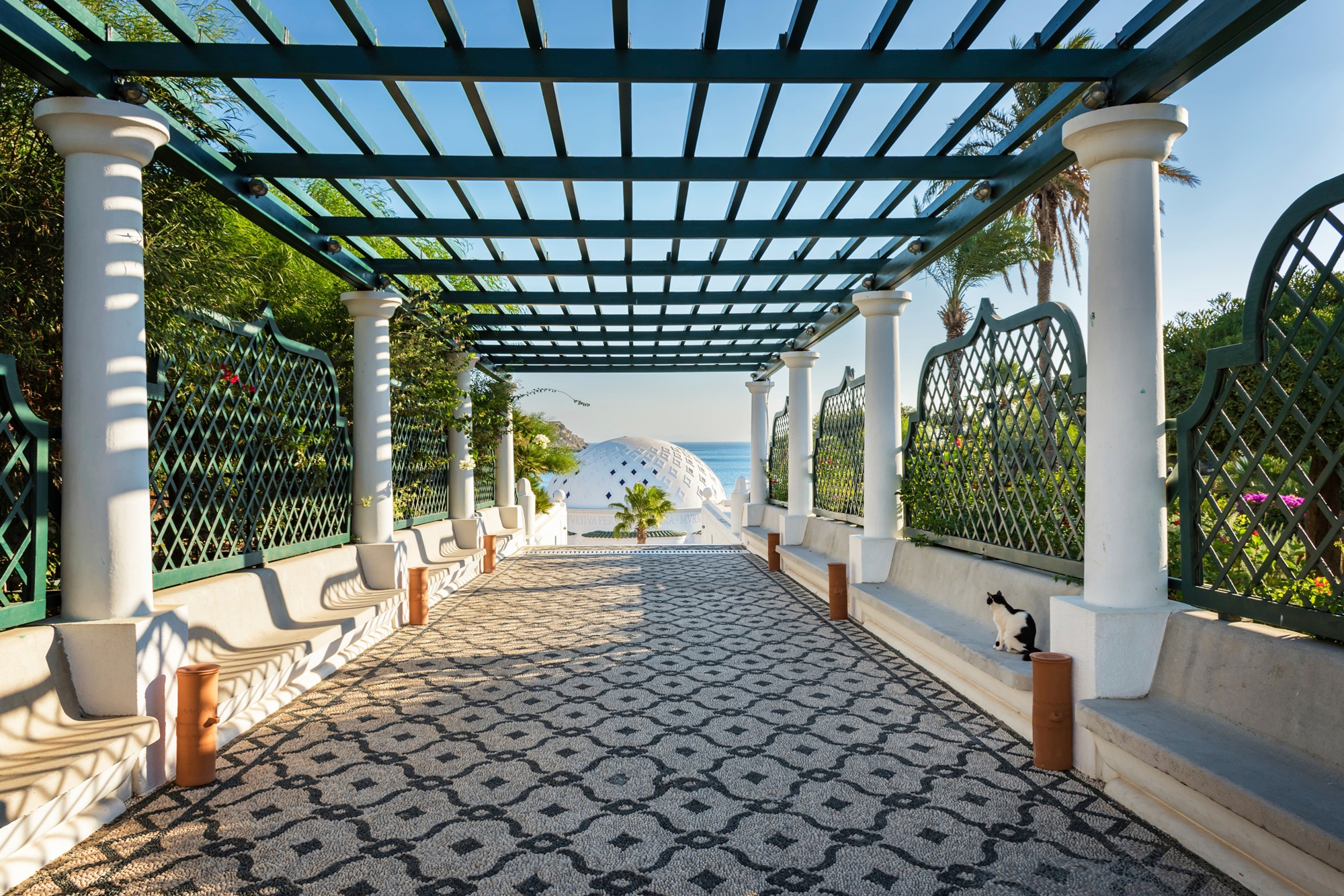 Papermoon Fototapete »PERGOLA-RHODOS BLUMEN SEE MEER TERRASSE PALMEN DÜNEN«