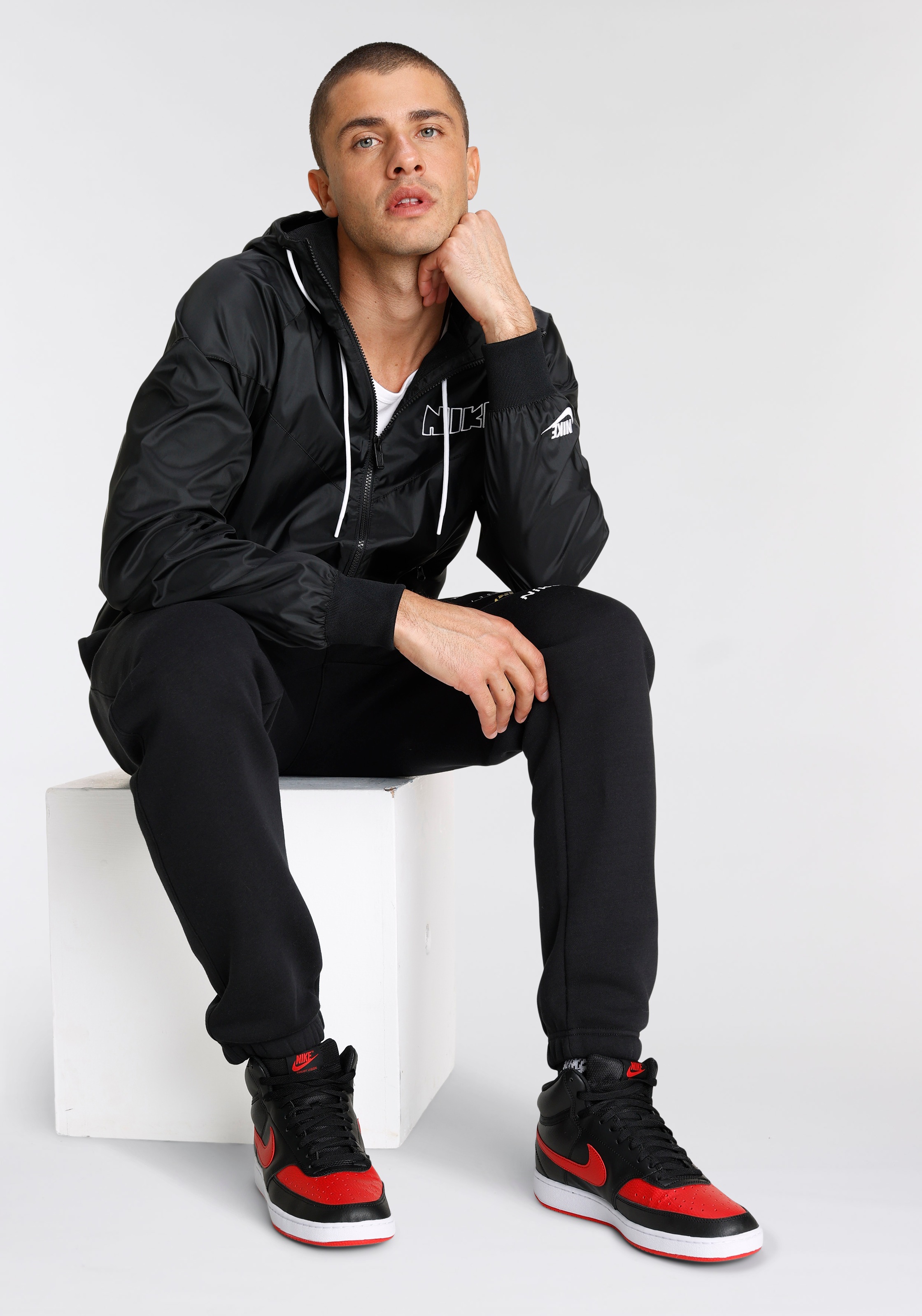 Mode Acheter en »COURT MID«, des auf 1 Air Sneaker Spuren Sportswear VISION Force ligne den Design confortablement Nike