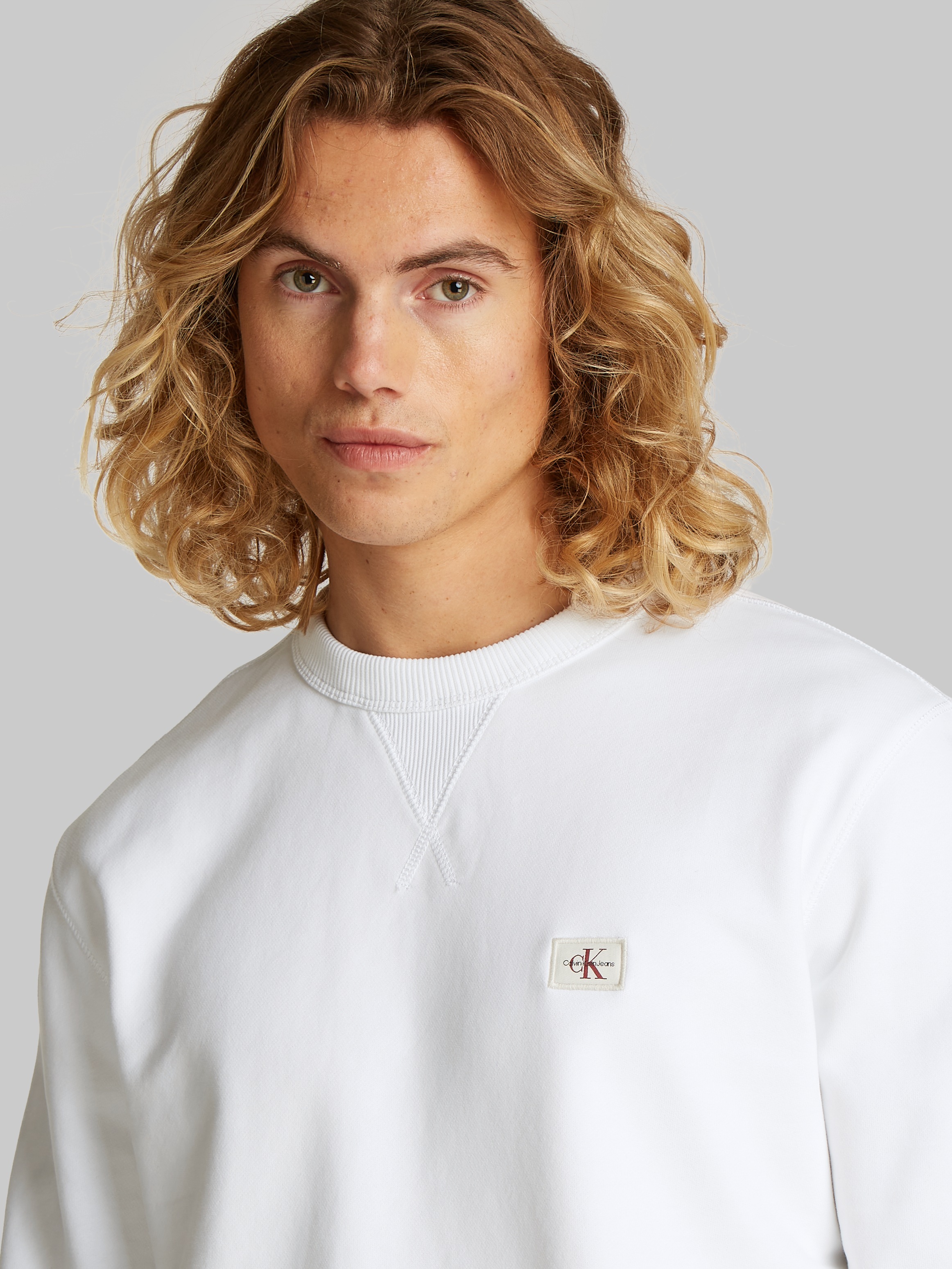 Calvin Klein Jeans Sweatshirt »WOVEN LABEL CREW NECK«, Logostickerei