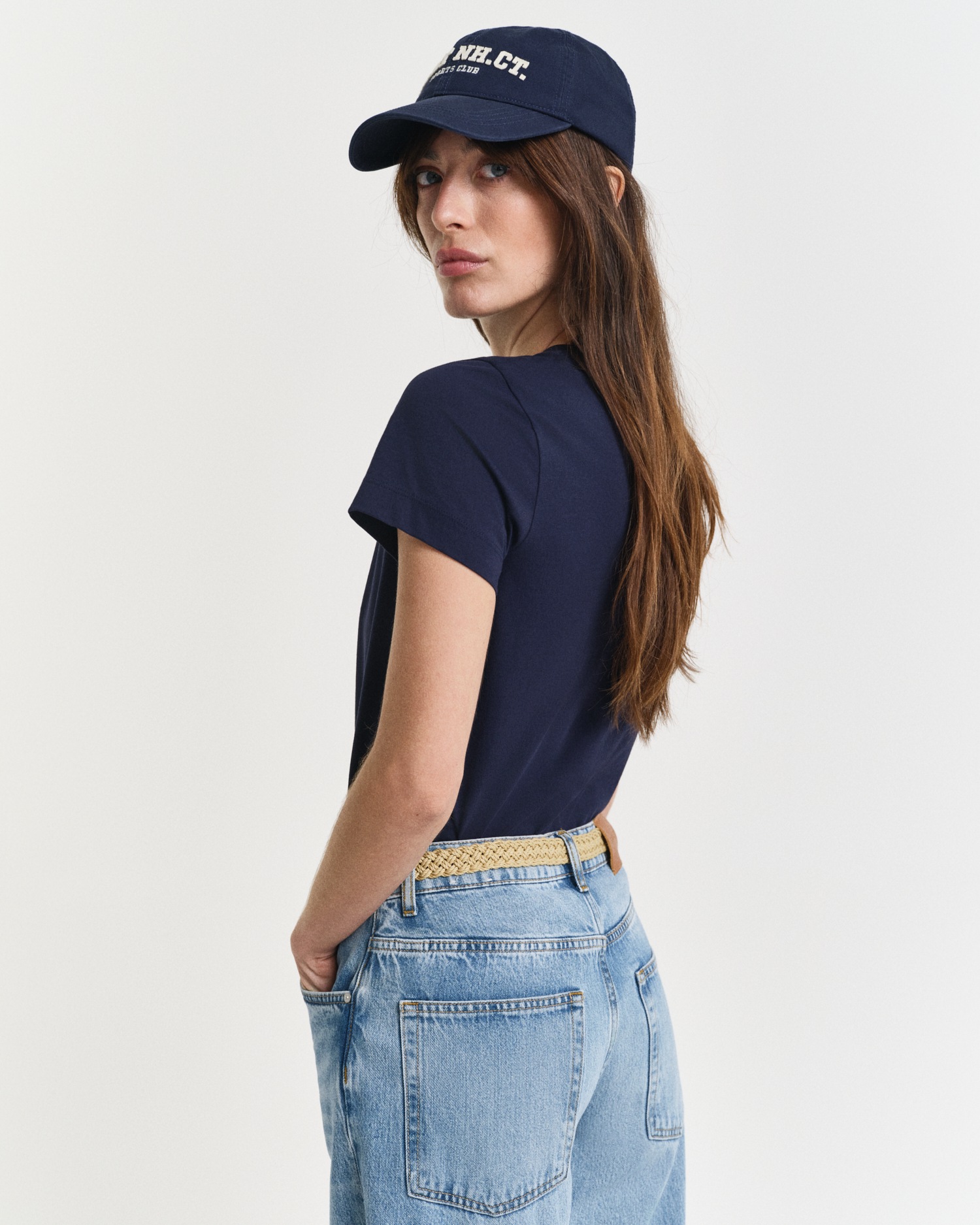 Gant T-Shirt »REG SHIELD KA T-SHIRT« mit einer kleinen aufgestickten Wappen-Grafik auf der Brust