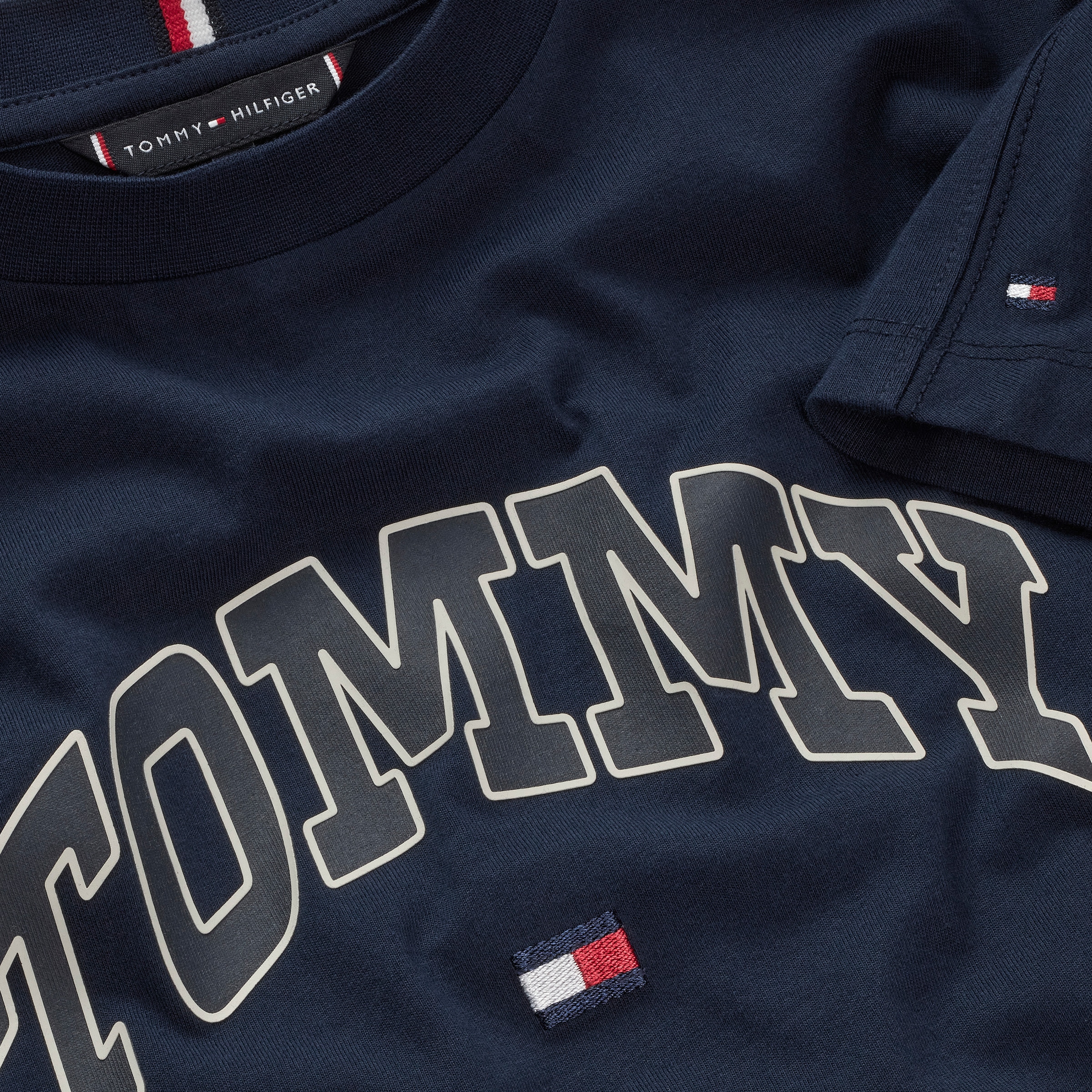 Tommy Hilfiger T-Shirt »VARSITY RAISED PRINT TEE SS«, Kinder bis 16 Jahre
