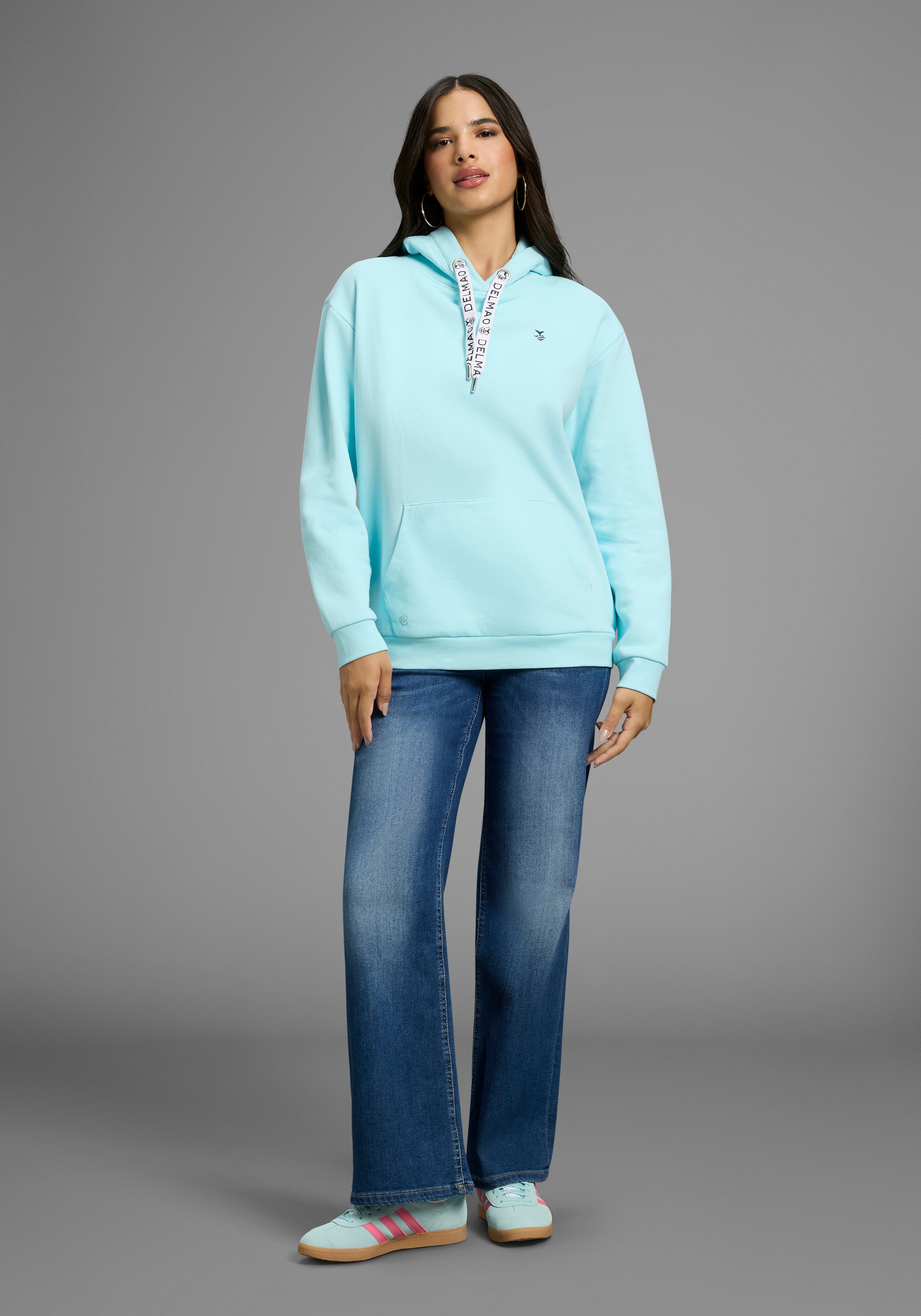 DELMAO Kapuzensweatshirt, Weiche Baumwollmischung mit Kängurutasche und bedruckter Kordel