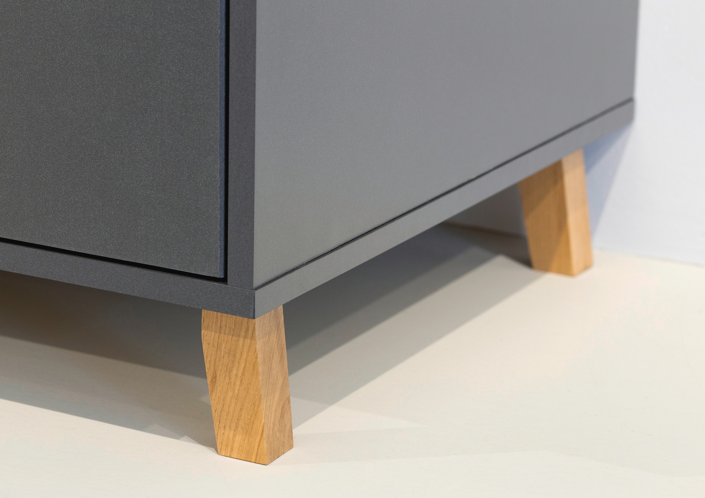 rauch Drehtürenschrank »Kleiderschrank Schrank Garderobe SHINJO Breiten 93/140/187 cm« in 3 verschiedenen Ausstattungen BASIC/CLASSIC/PREMIUM,  Griffe und Füsse aus Massivholz mit 2 Schubladen MADE IN GERMANY
