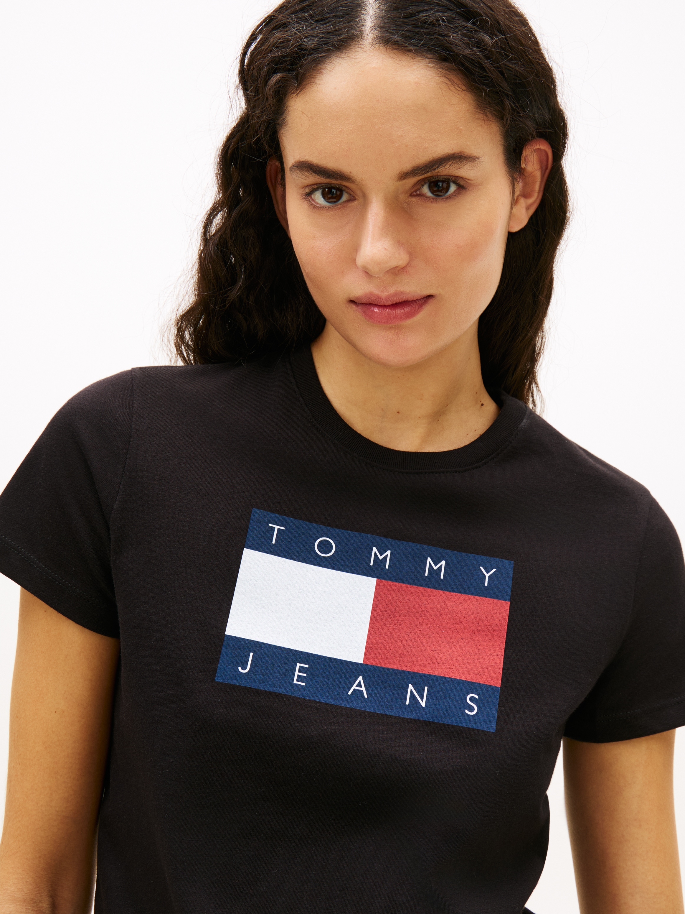 Tommy Jeans T-shirt à manches courtes »TJW REG TJ FLAG SS TEE« coton, impression logo, coupe régulière
