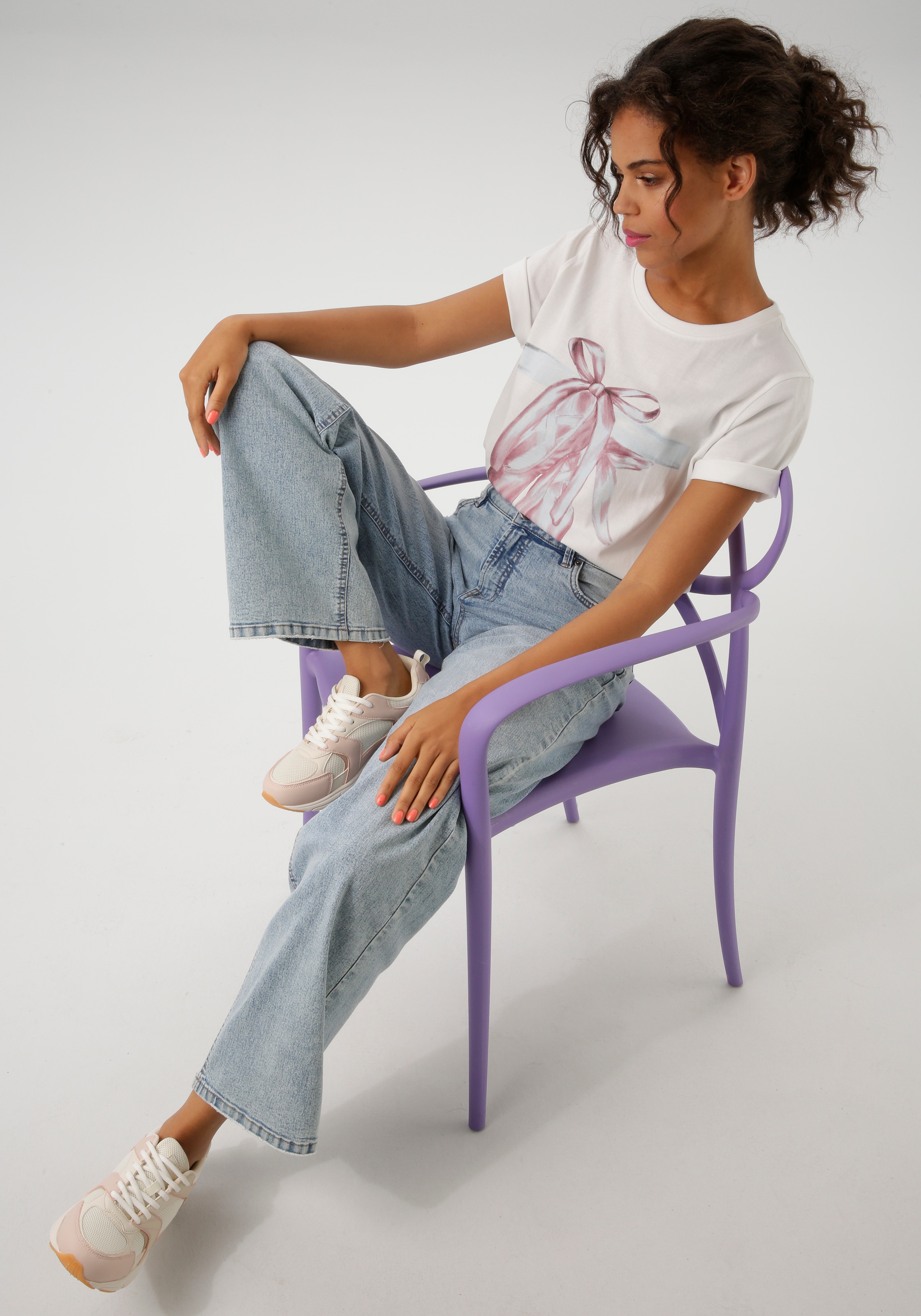 Aniston CASUAL T-Shirt, mit Ballettschuhen verziertem Frontdruck