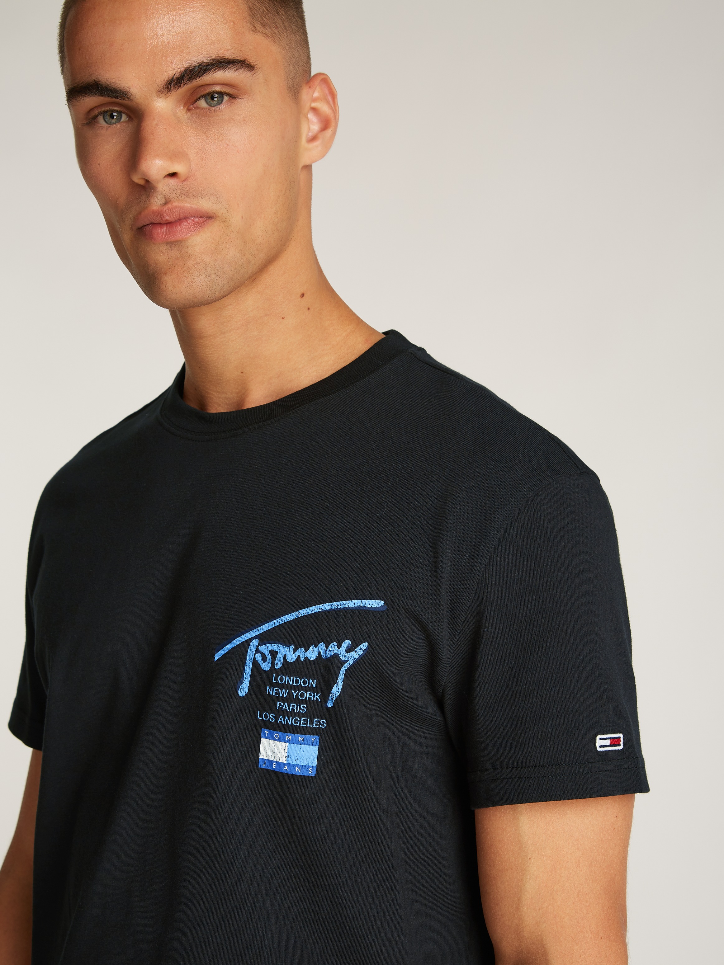 Tommy Jeans Plus Rundhalsshirt »TJM REG TOMMY SIGN CITY TEE EXT«, in Grossen Grössen, Logstickerei am Ärmel, Logodruck