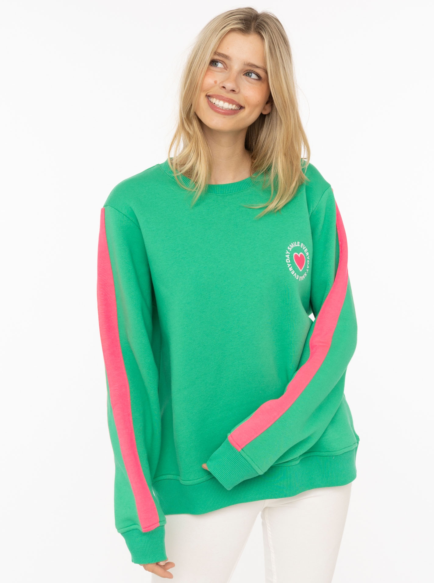 Image of Zwillingsherz Sweatshirt ""Smile Everyday"", pinker Streifen am Arm, Rundhals, gesticktes Herz und Schrift