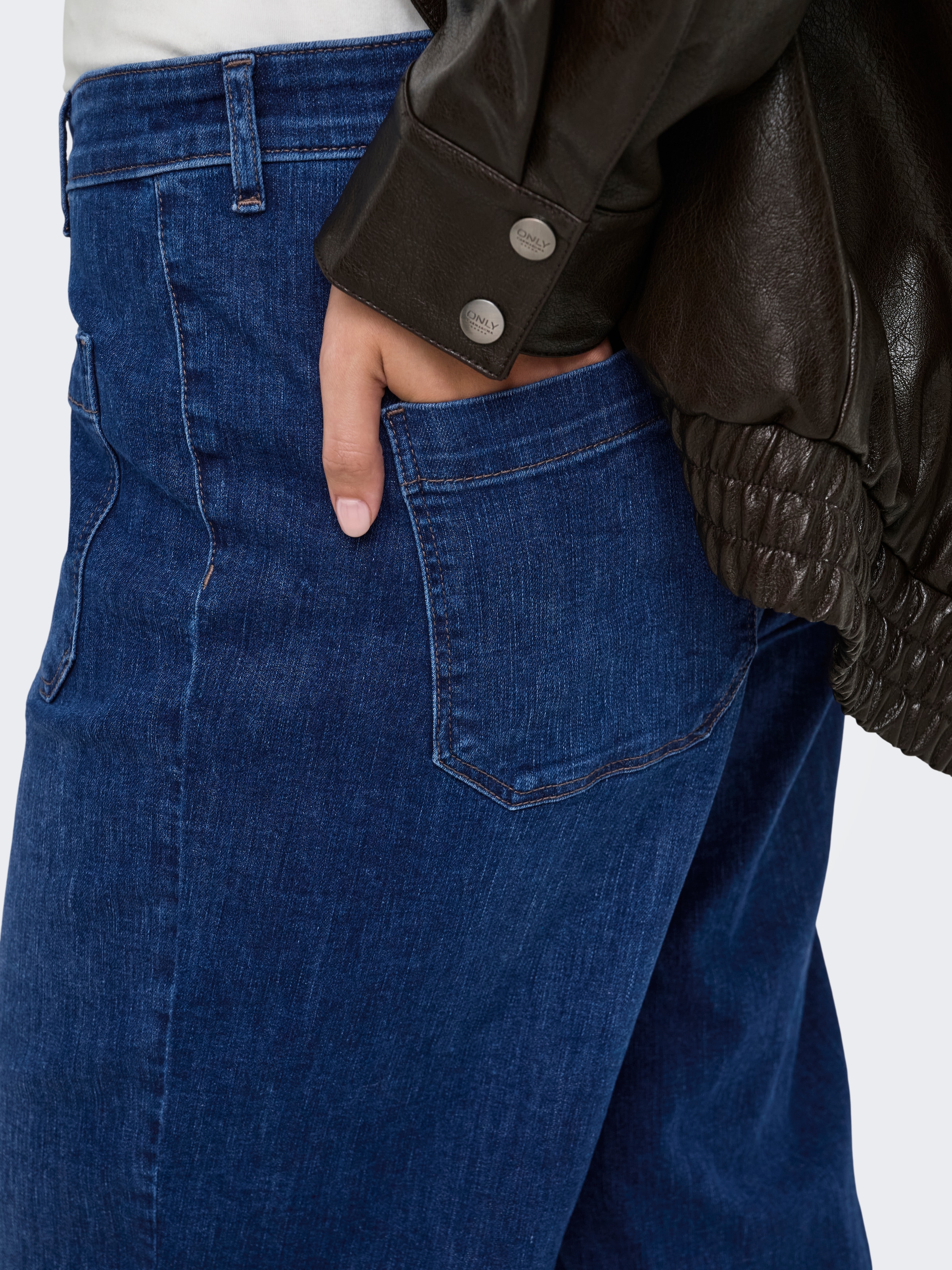 ONLY CARMAKOMA Jeans taille haute »CARMADISON-WAUW HW POCKET WIDE BOX NOOS« Mélange de coton, taille haute, aspect denim foncé légèrement lavé