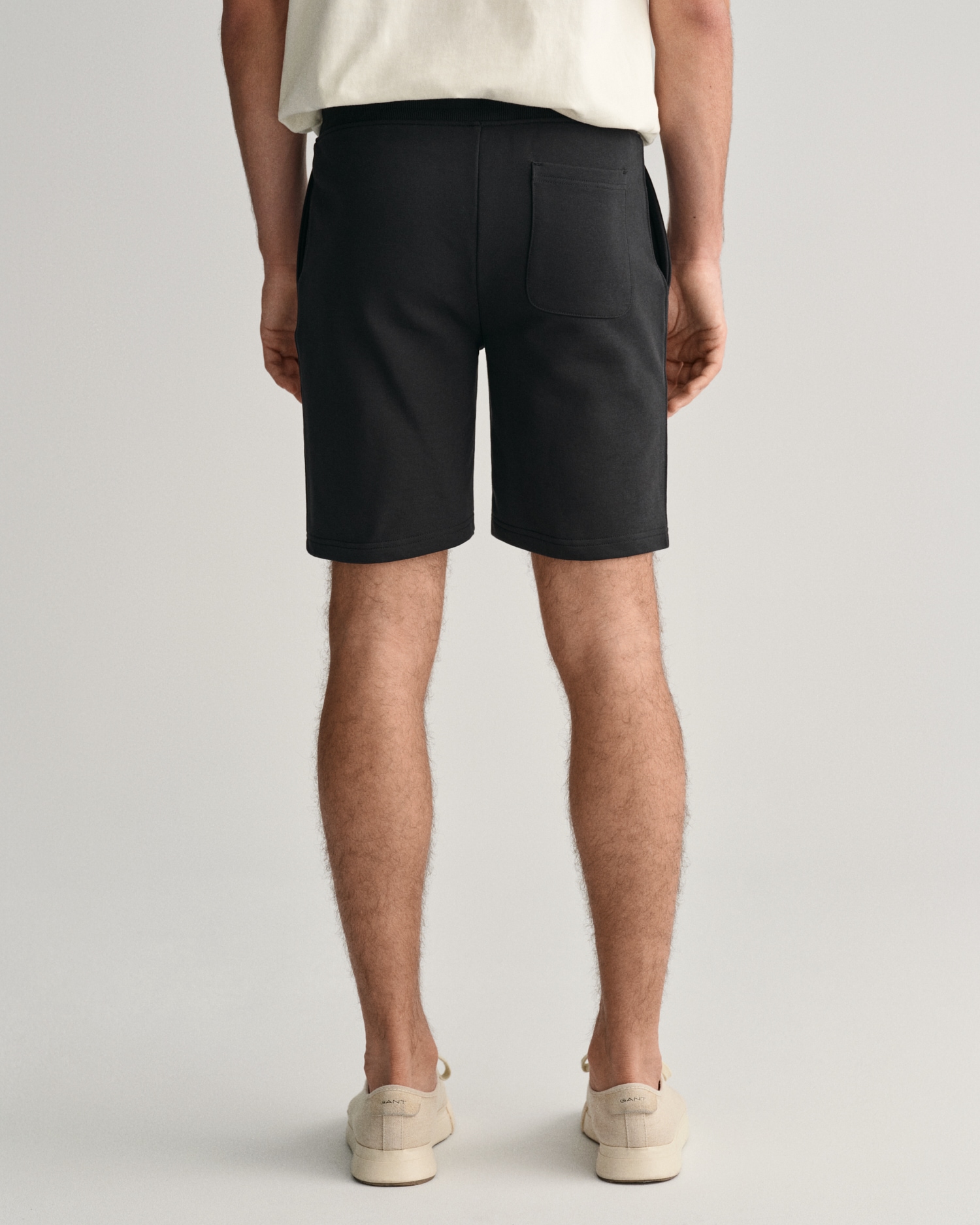 Sweatshorts »REG SHIELD SWEAT SHORTS«, mit einer kleinen Logostickerei unter der...